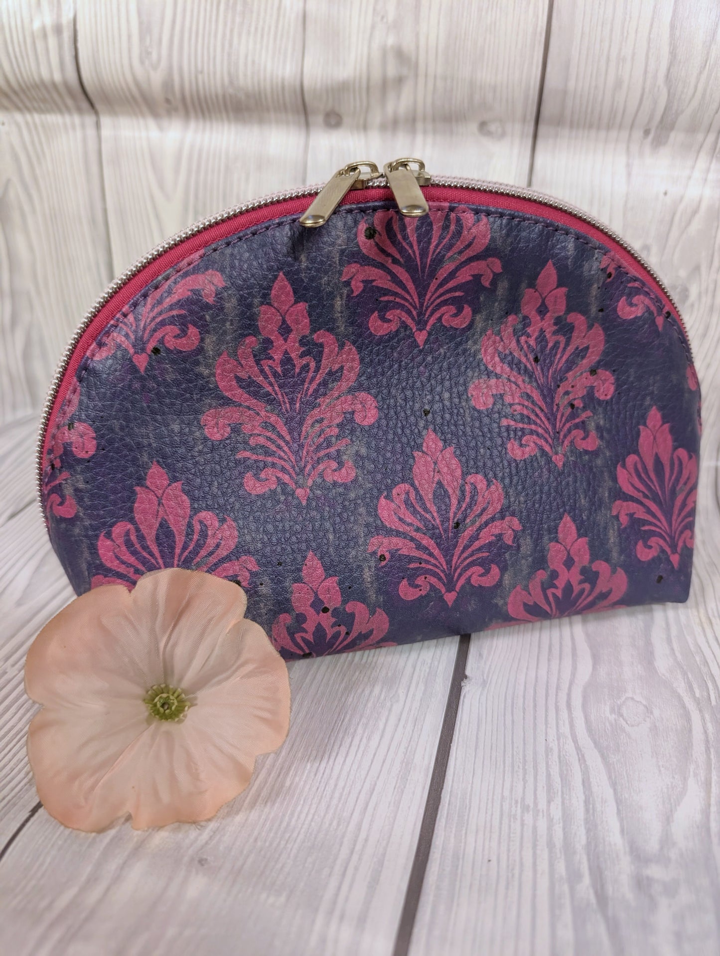 Handgefertigte Kosmetiktasche im Vintage-Damast-Design – Stilvoll, geräumig & einzigartig (20 × 13 × 8 cm)