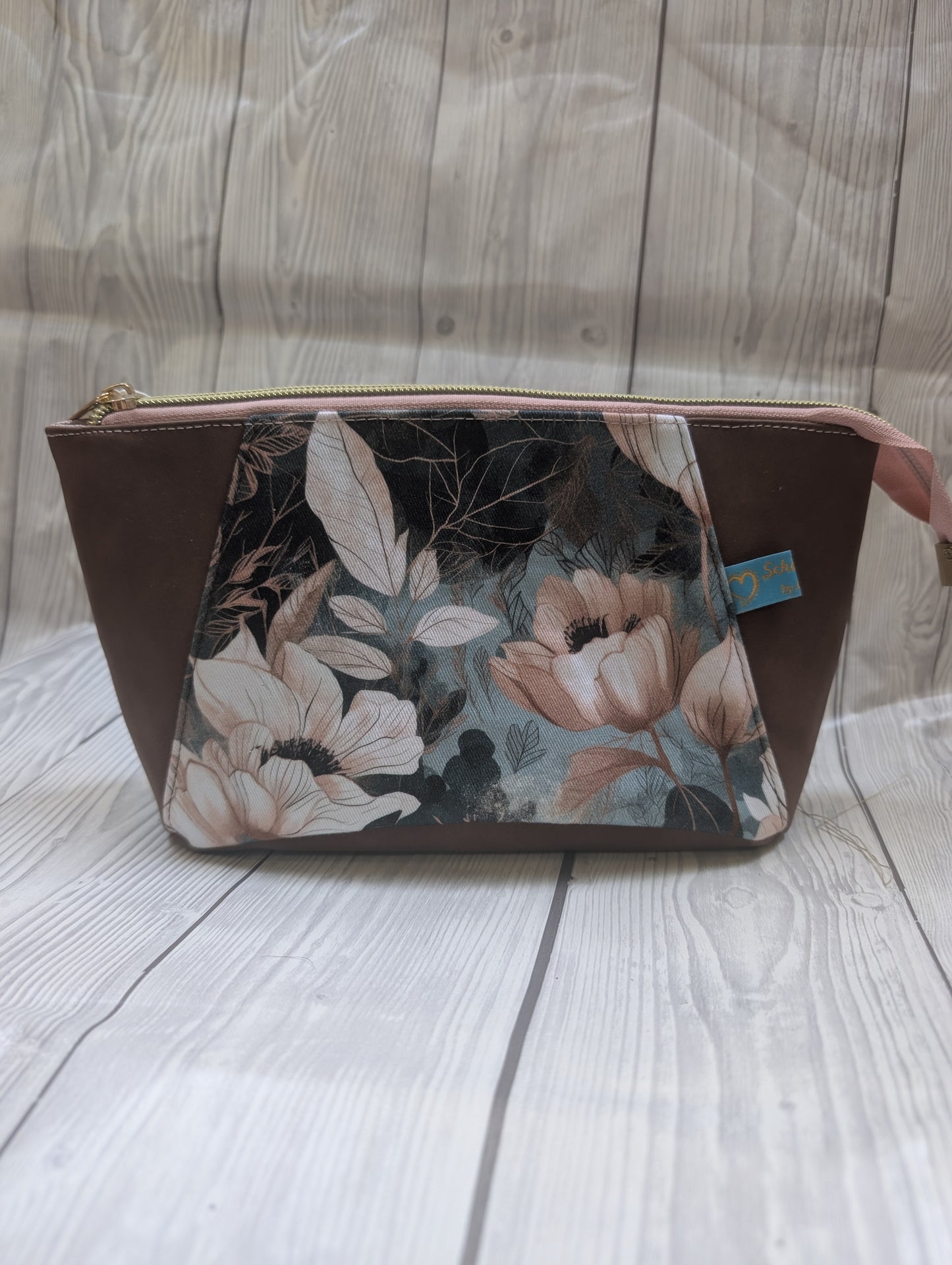Handgefertigte Kosmetiktasche mit Blumen-Design & Kunstleder – Elegante Beauty Bag mit ovalem Boden (22 × 12 × 10 cm)