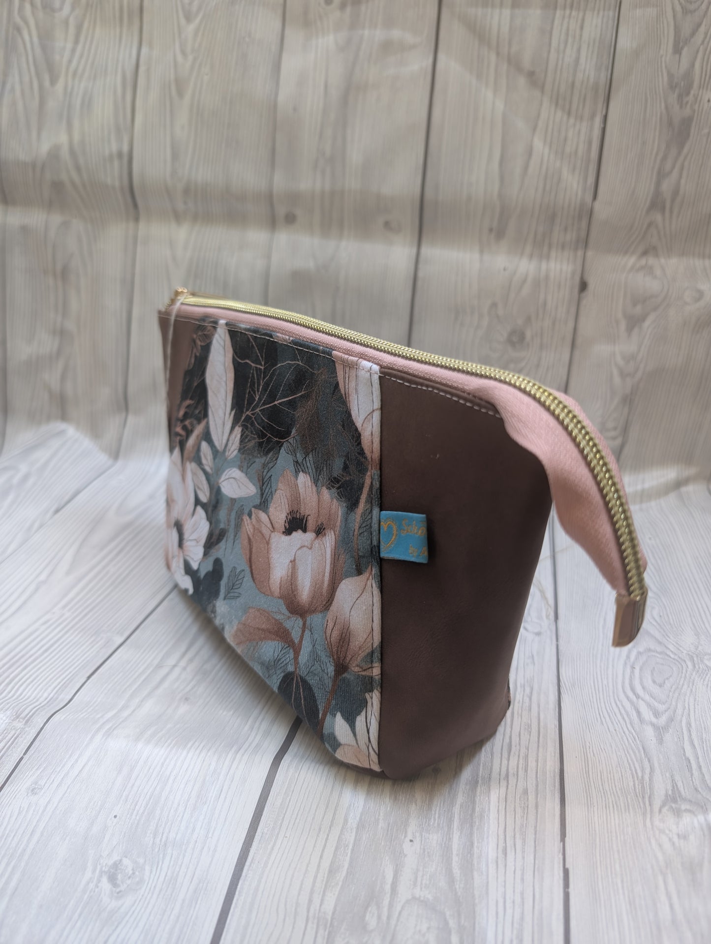 Handgefertigte Kosmetiktasche mit Blumen-Design & Kunstleder – Elegante Beauty Bag mit ovalem Boden (22 × 12 × 10 cm)