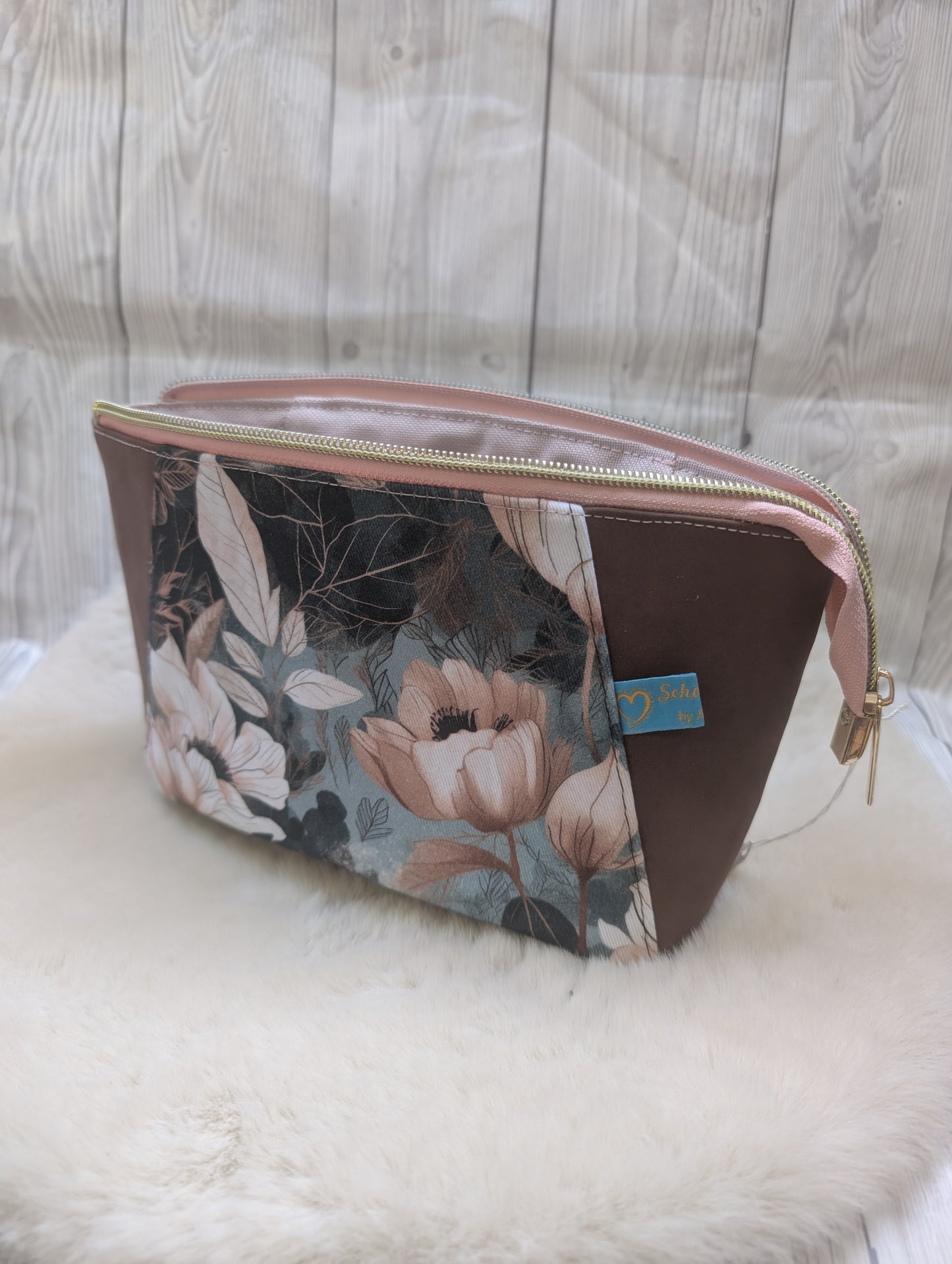 Handgefertigte Kosmetiktasche mit Blumen-Design & Kunstleder – Elegante Beauty Bag mit ovalem Boden (22 × 12 × 10 cm)