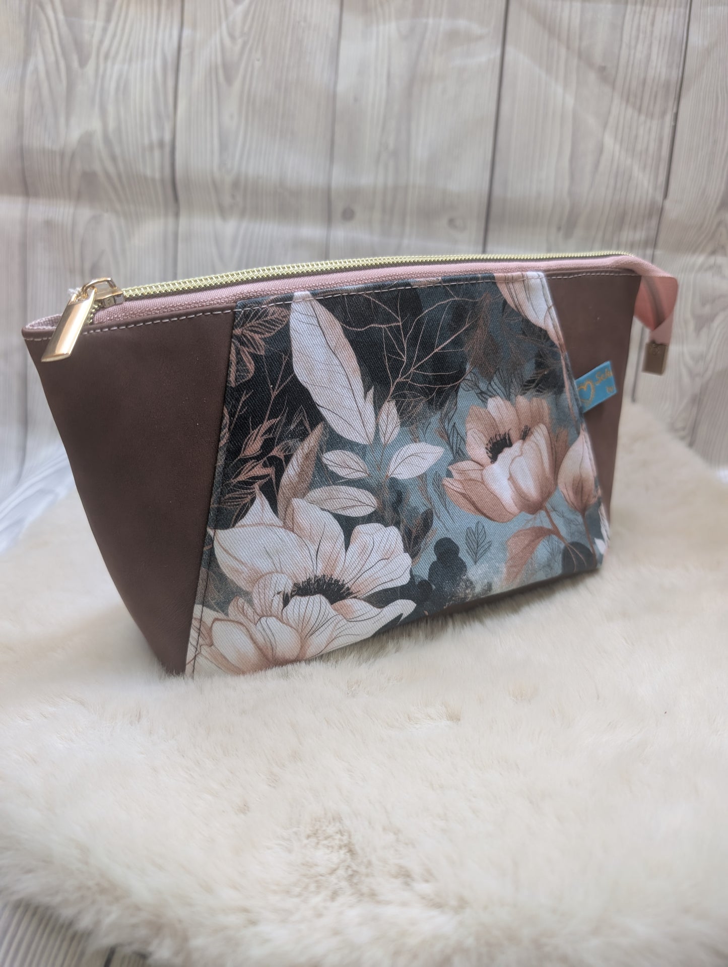 Handgefertigte Kosmetiktasche mit Blumen-Design & Kunstleder – Elegante Beauty Bag mit ovalem Boden (22 × 12 × 10 cm)