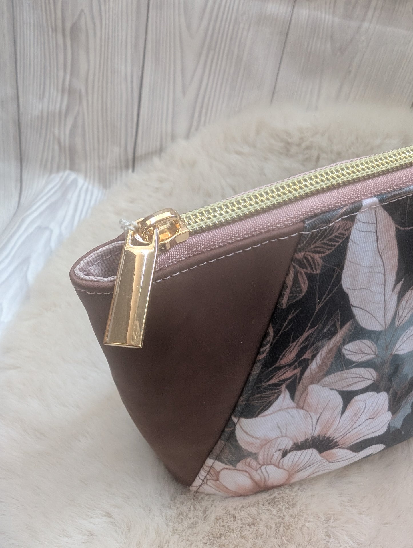 Handgefertigte Kosmetiktasche mit Blumen-Design & Kunstleder – Elegante Beauty Bag mit ovalem Boden (22 × 12 × 10 cm)