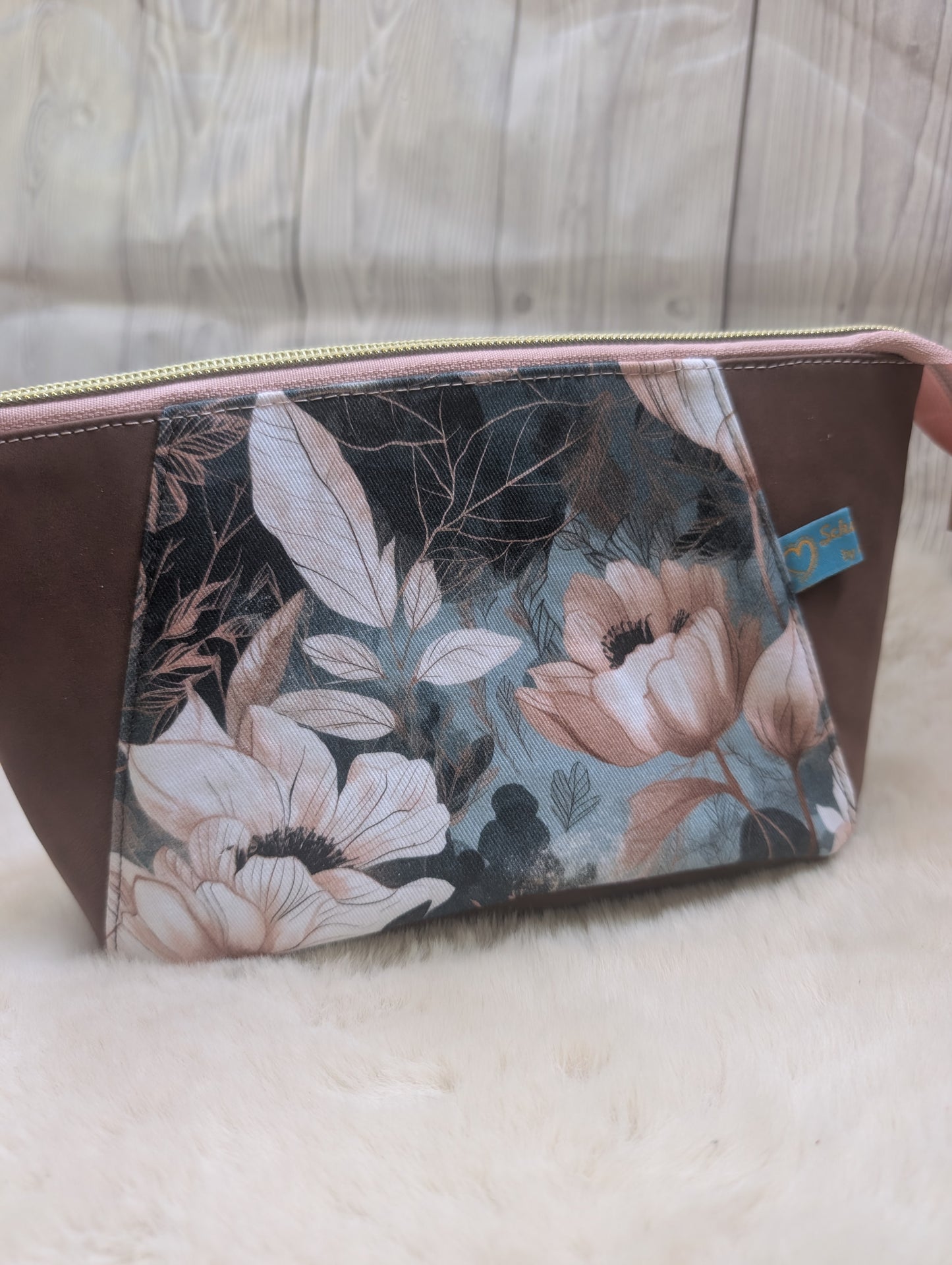 Handgefertigte Kosmetiktasche mit Blumen-Design & Kunstleder – Elegante Beauty Bag mit ovalem Boden (22 × 12 × 10 cm)