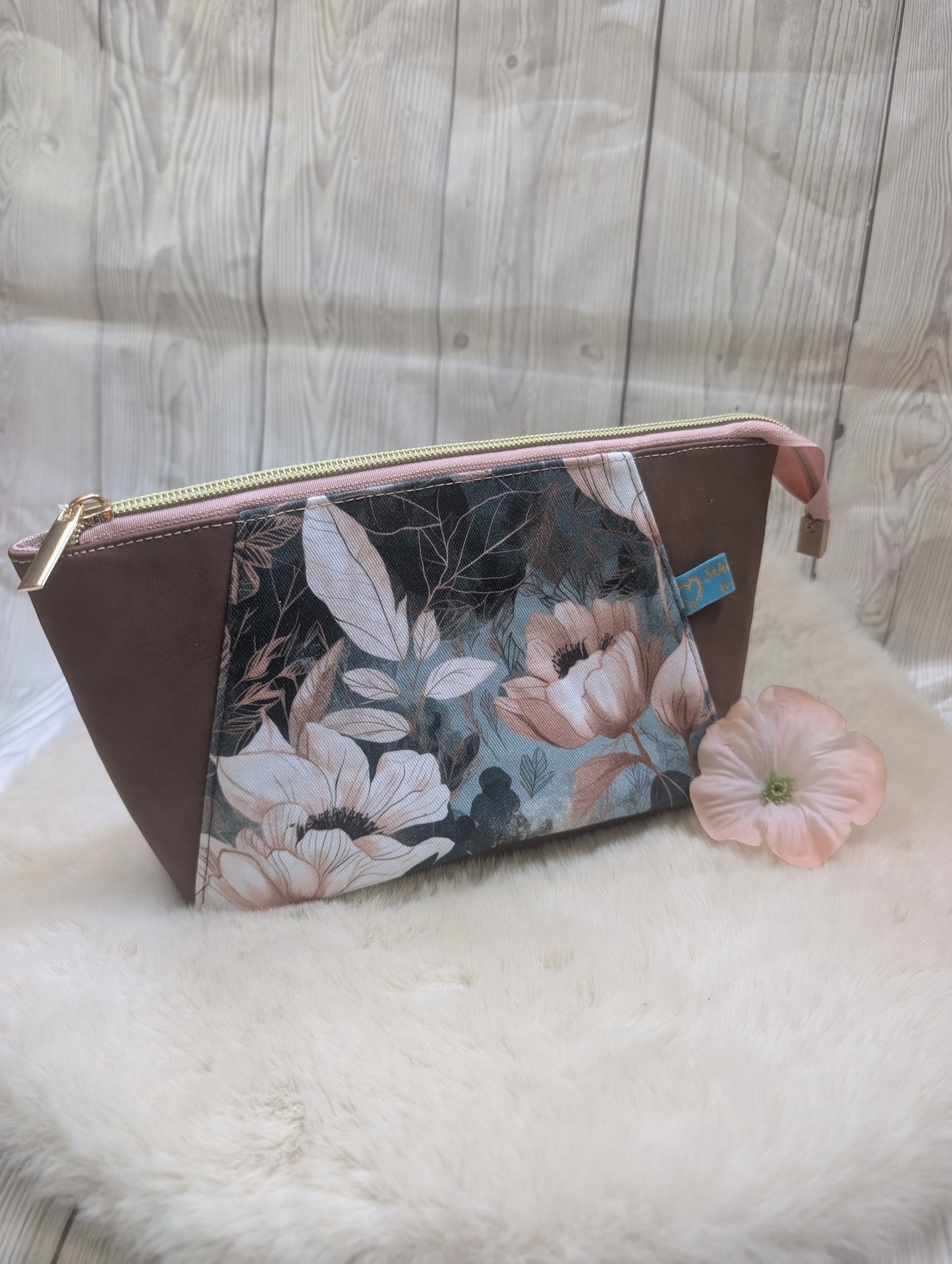Handgefertigte Kosmetiktasche mit Blumen-Design & Kunstleder – Elegante Beauty Bag mit ovalem Boden (22 × 12 × 10 cm)