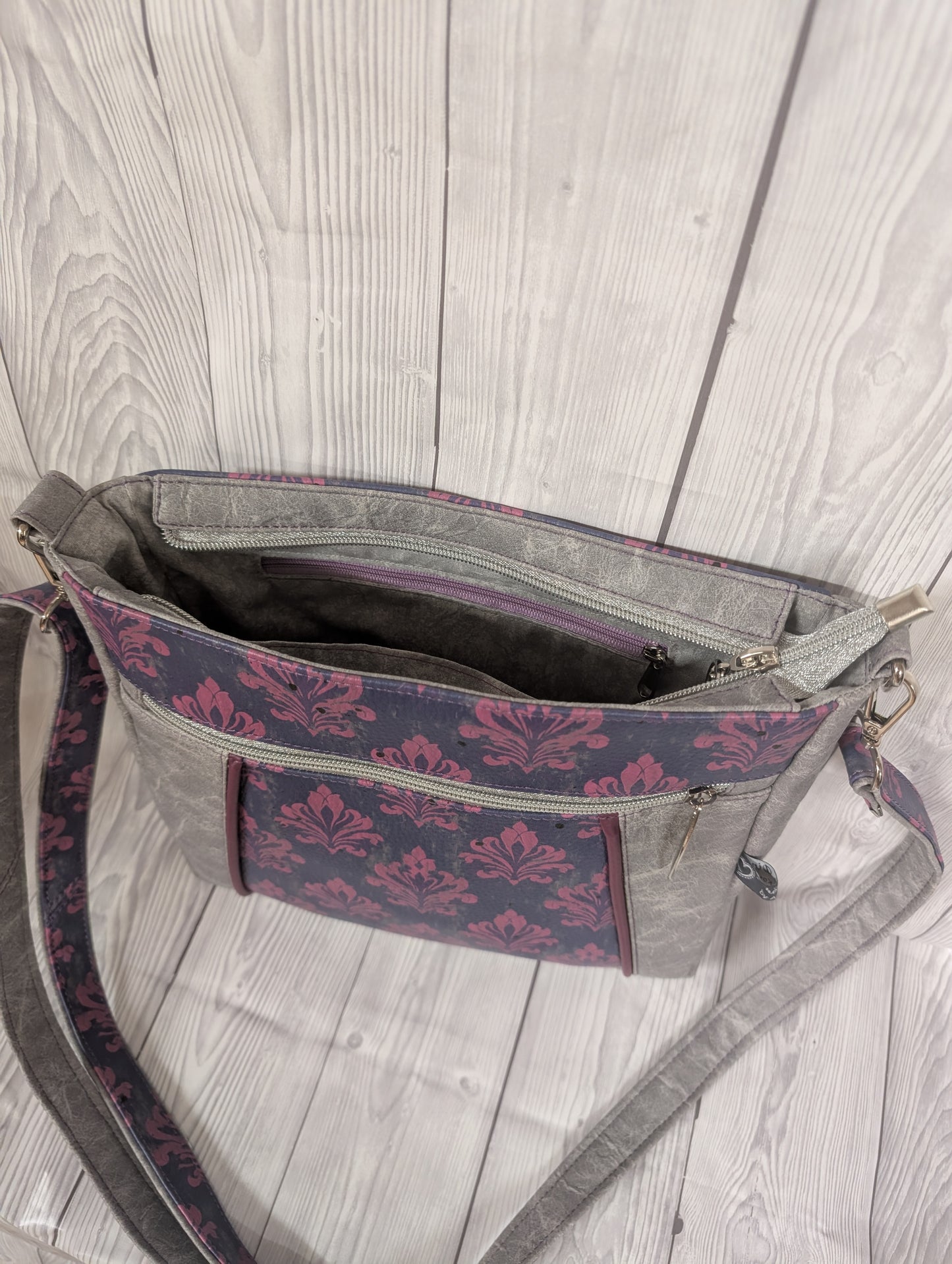 Handgefertigte Umhängetasche im Vintage-Damast-Design – Crossbody Bag mit Reißverschlussfächern & verstellbarem Gurt