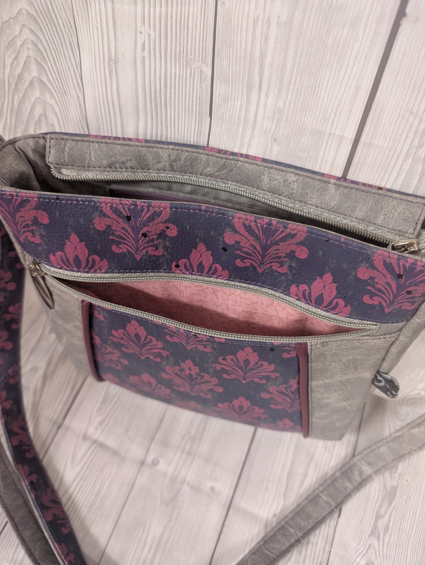 Handgefertigte Umhängetasche im Vintage-Damast-Design – Crossbody Bag mit Reißverschlussfächern & verstellbarem Gurt