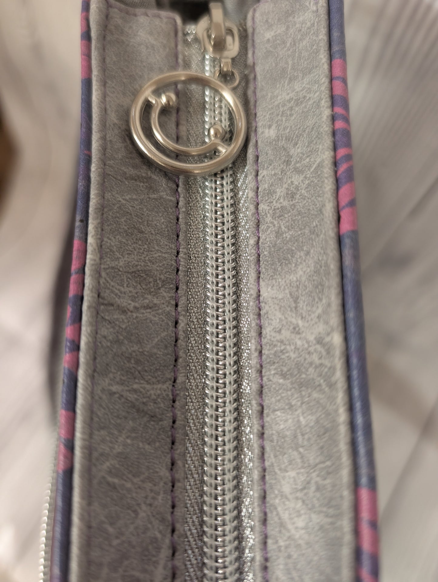 Handgefertigte Umhängetasche im Vintage-Damast-Design – Crossbody Bag mit Reißverschlussfächern & verstellbarem Gurt