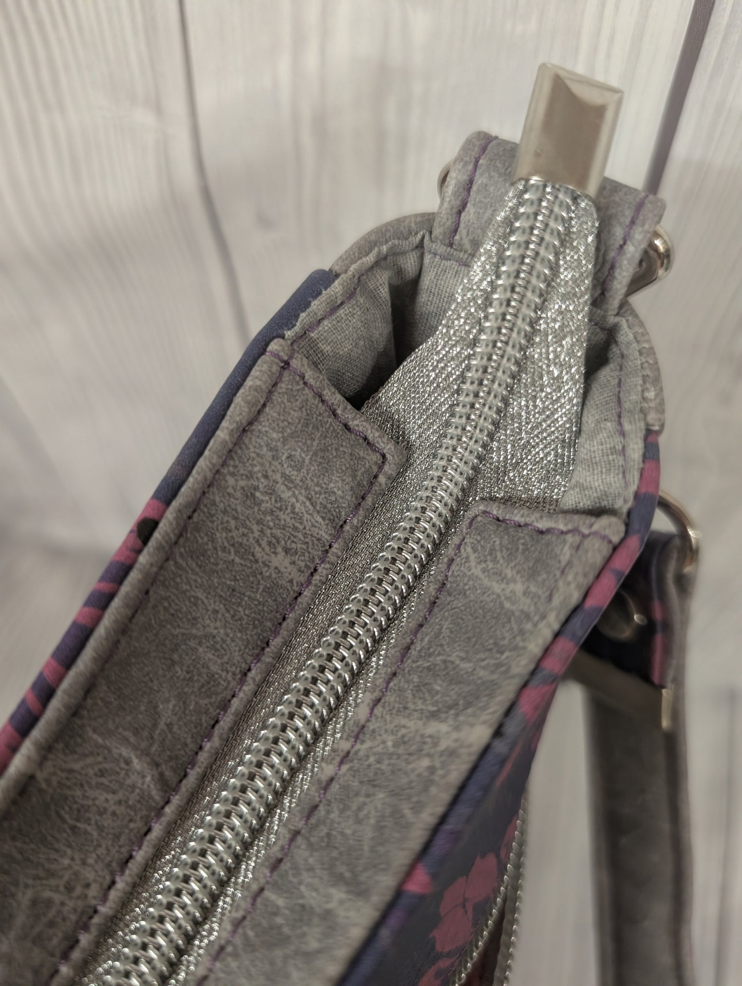 Handgefertigte Umhängetasche im Vintage-Damast-Design – Crossbody Bag mit Reißverschlussfächern & verstellbarem Gurt