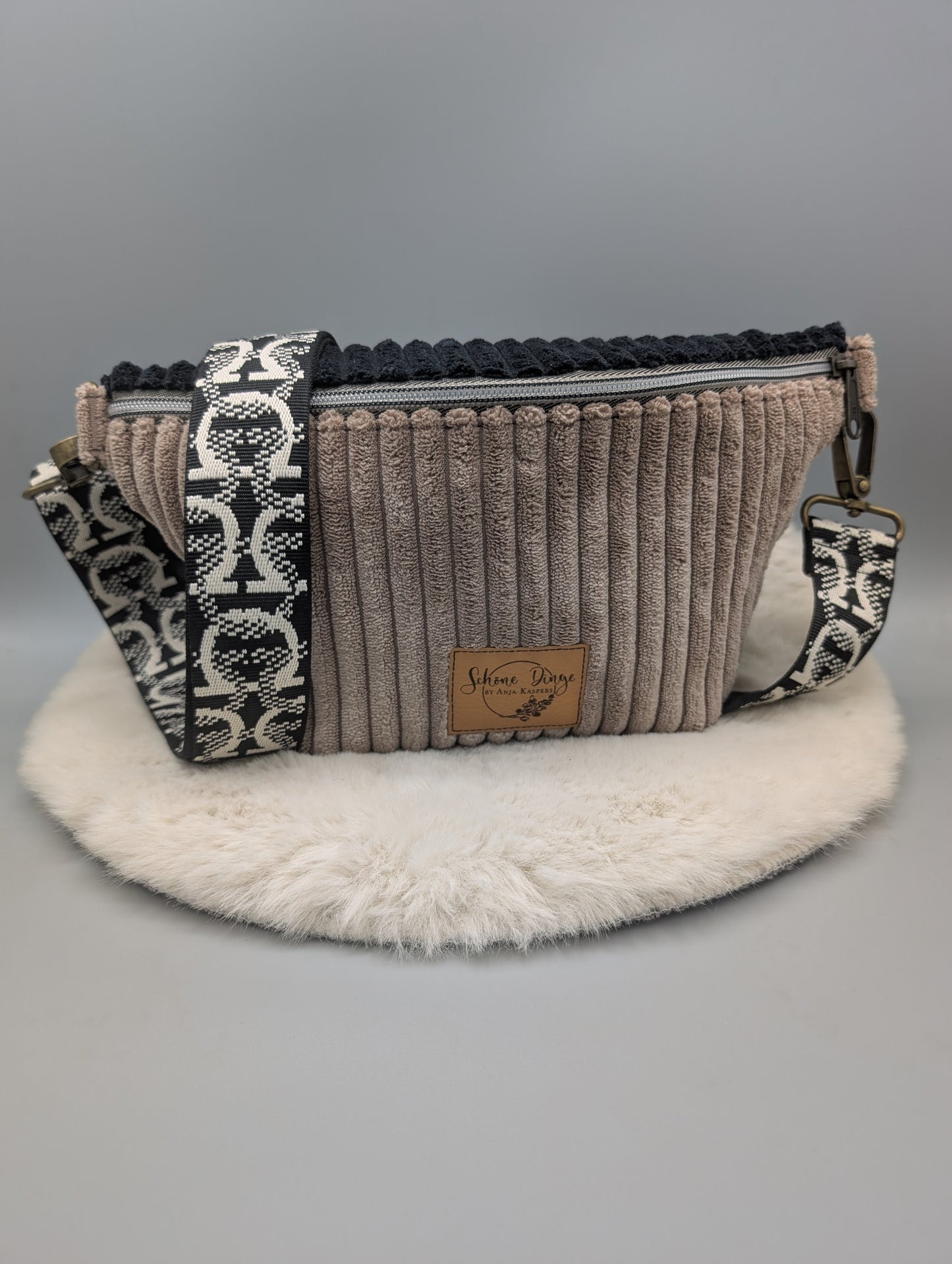 Handgefertigte Cord Crossbody Bag – Taupe & Schwarz | Schultertasche mit verstellbarem Gurt