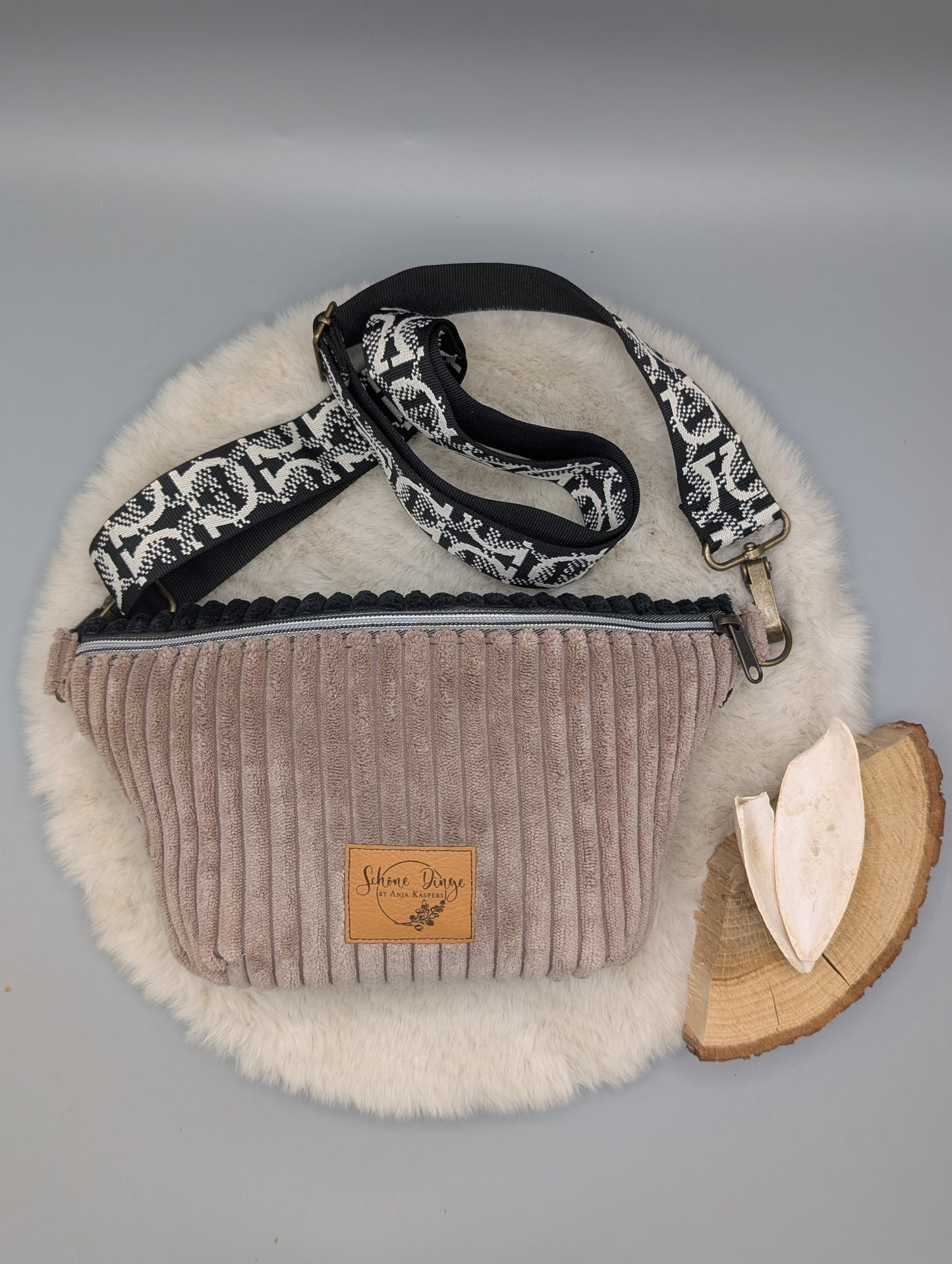 Handgefertigte Cord Crossbody Bag – Taupe & Schwarz | Schultertasche mit verstellbarem Gurt