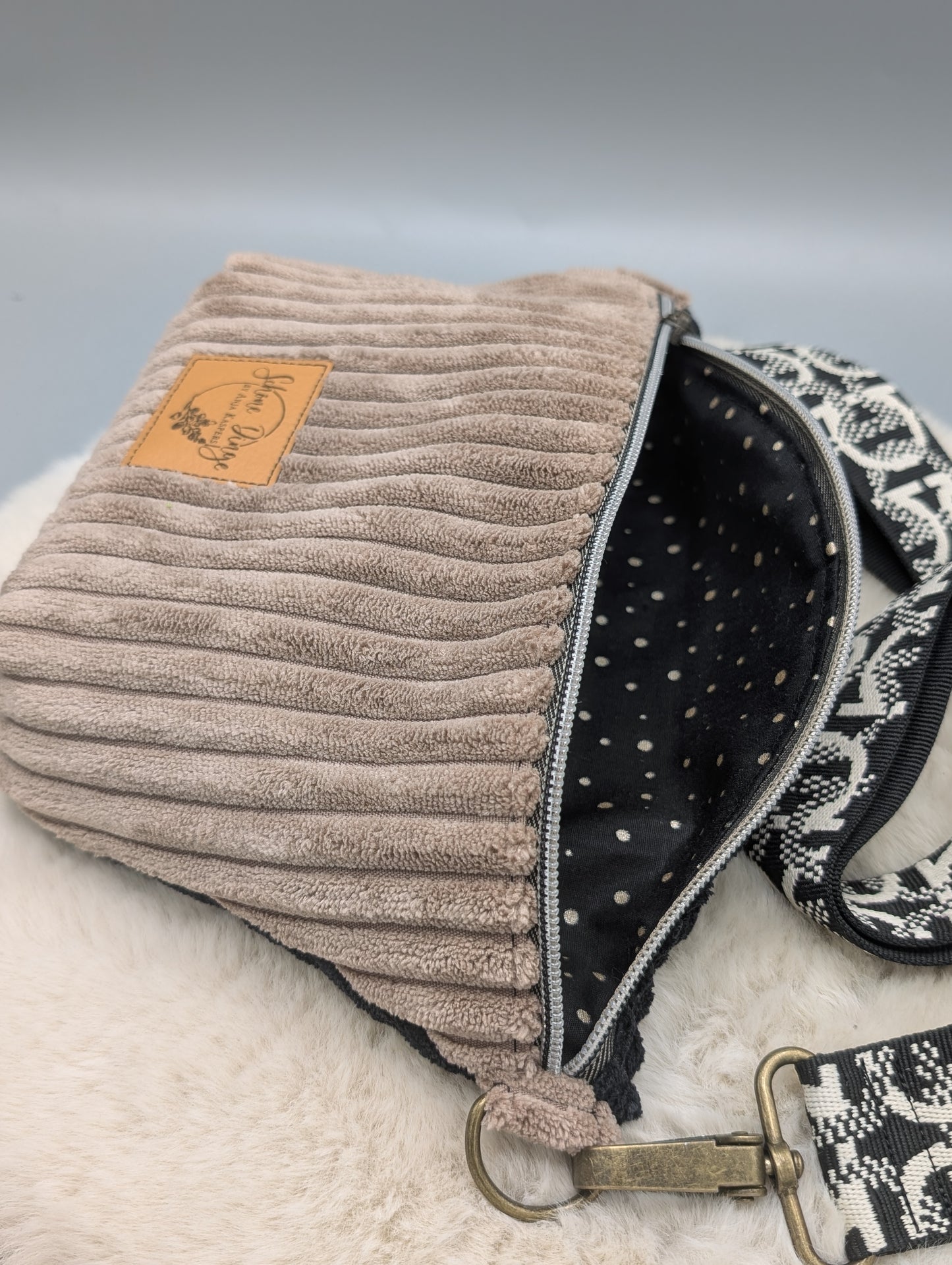 Handgefertigte Cord Crossbody Bag – Taupe & Schwarz | Schultertasche mit verstellbarem Gurt