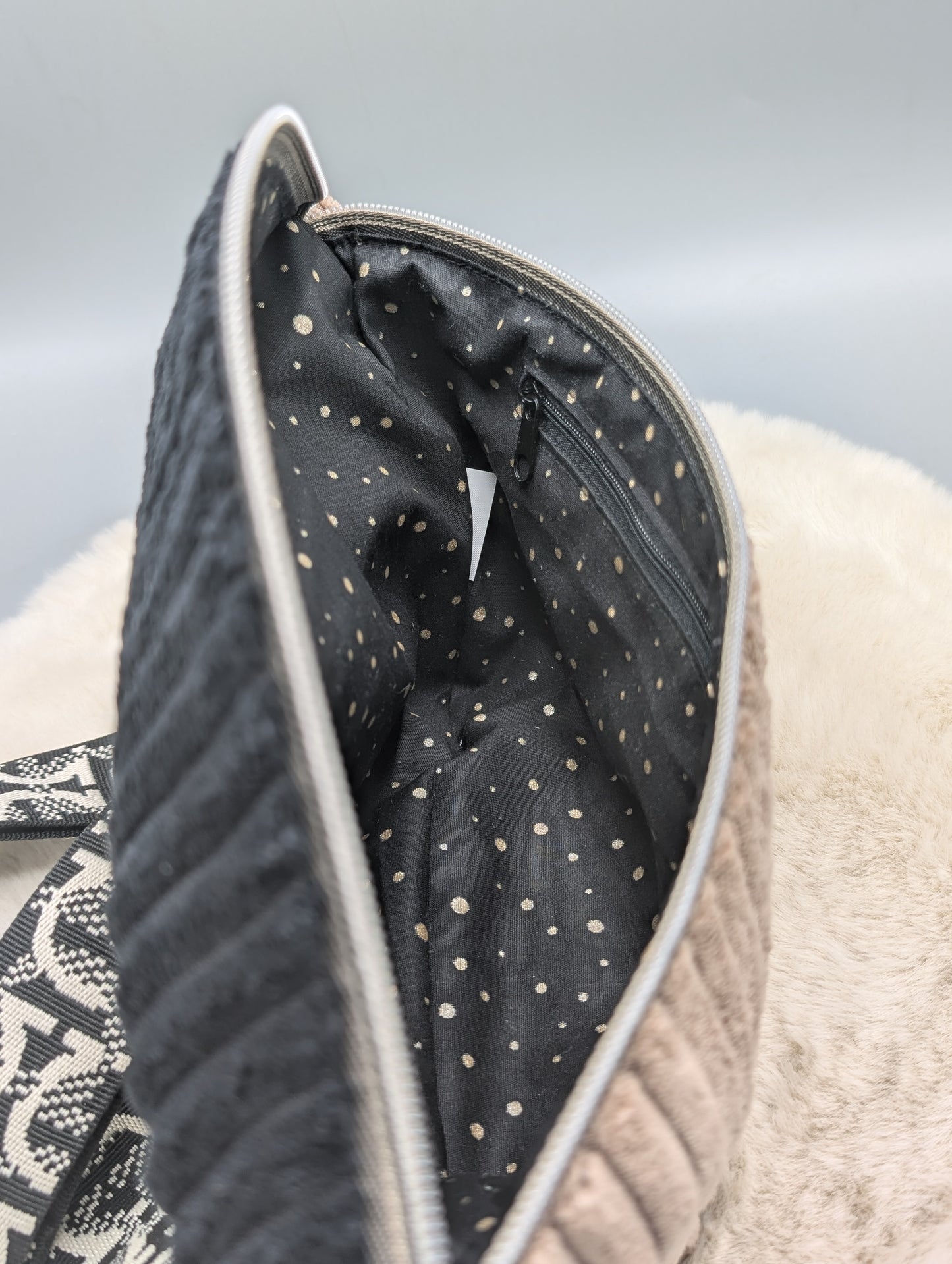 Handgefertigte Cord Crossbody Bag – Taupe & Schwarz | Schultertasche mit verstellbarem Gurt