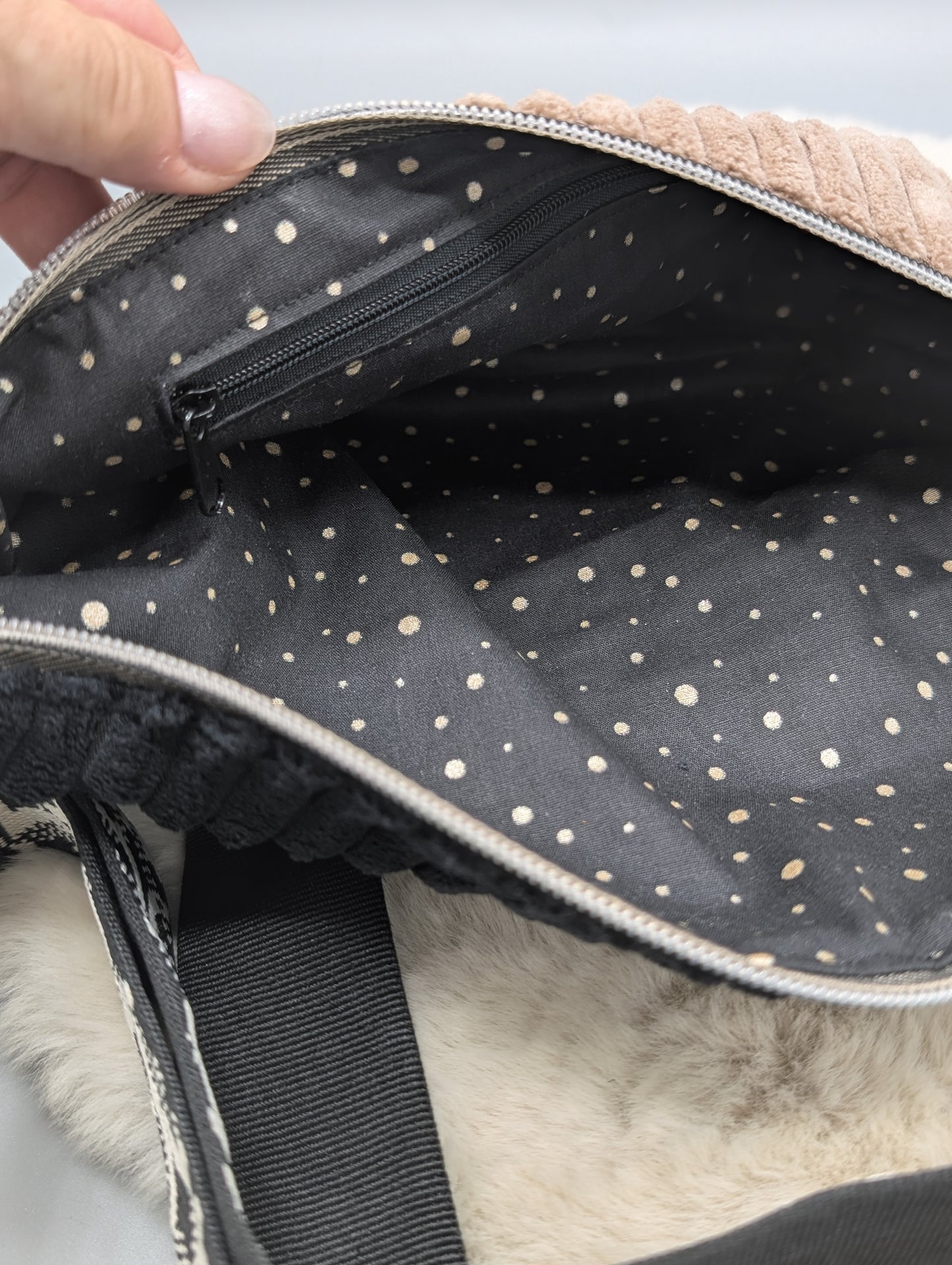 Handgefertigte Cord Crossbody Bag – Taupe & Schwarz | Schultertasche mit verstellbarem Gurt