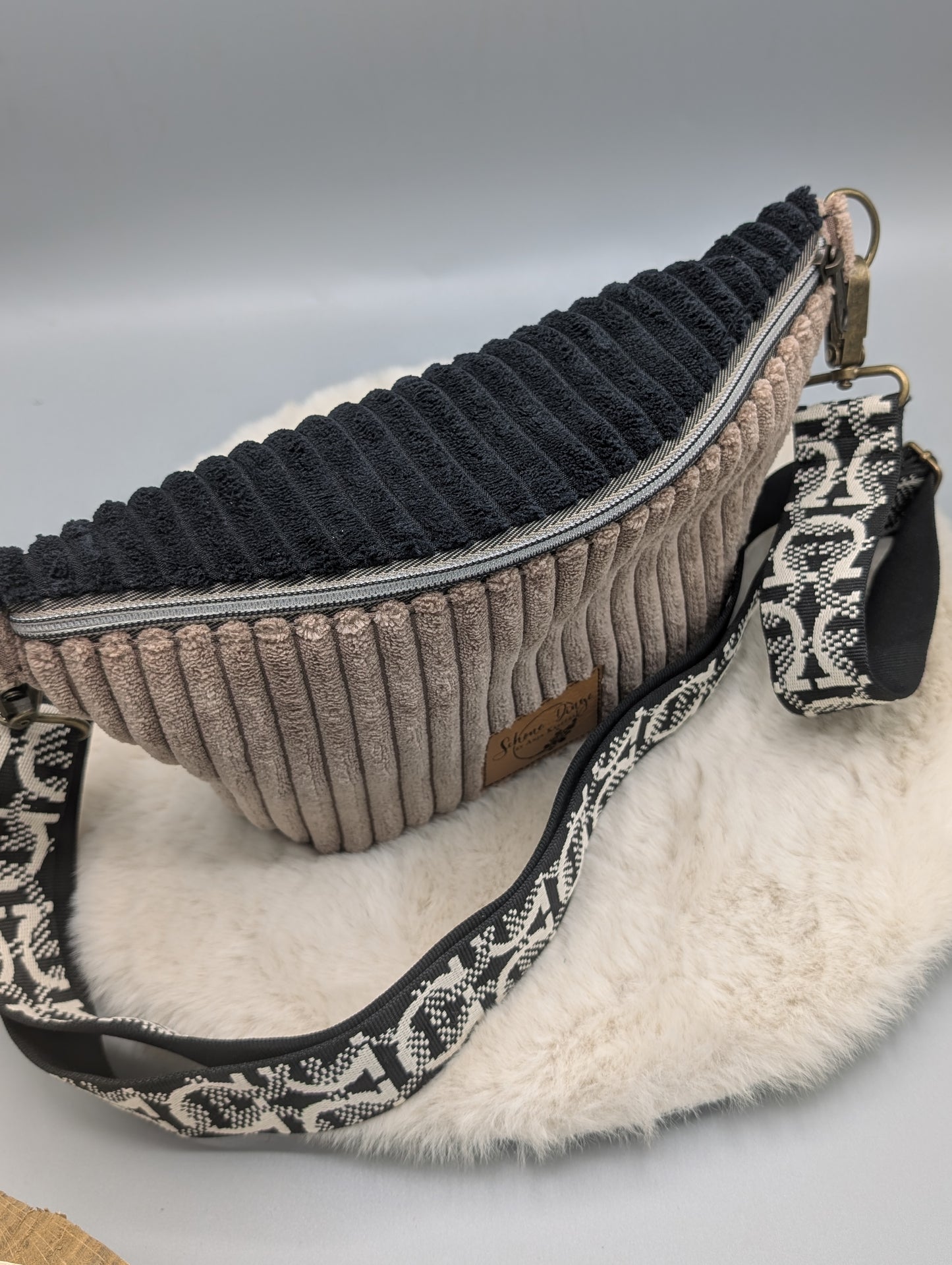 Handgefertigte Cord Crossbody Bag – Taupe & Schwarz | Schultertasche mit verstellbarem Gurt