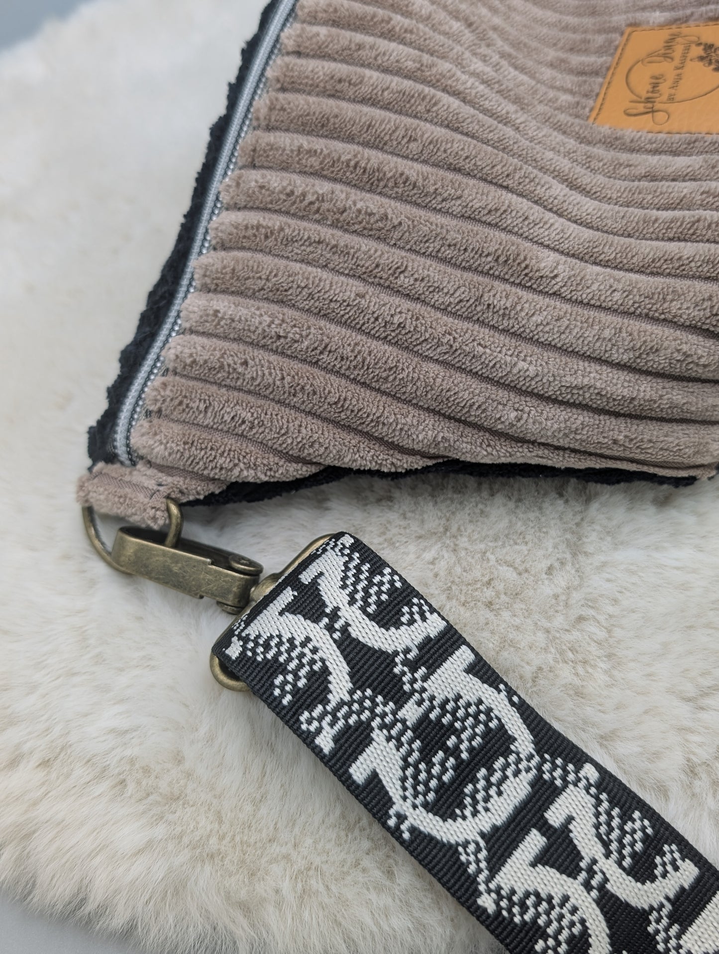 Handgefertigte Cord Crossbody Bag – Taupe & Schwarz | Schultertasche mit verstellbarem Gurt