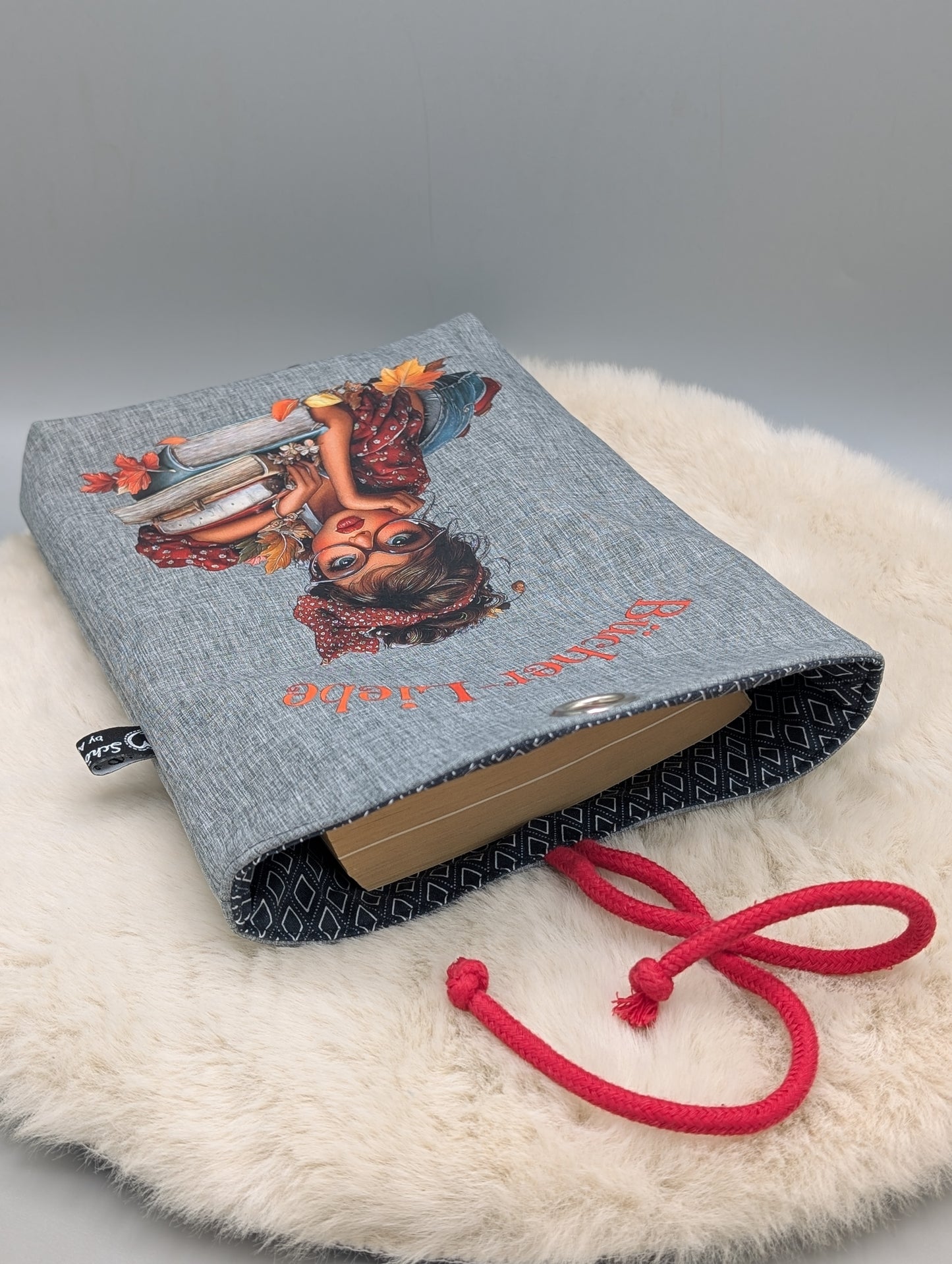 Handgefertigte Büchertasche „Bücher-Liebe“ aus Softshell – Buchhülle mit Baumwollfutter & Kordelverschluss