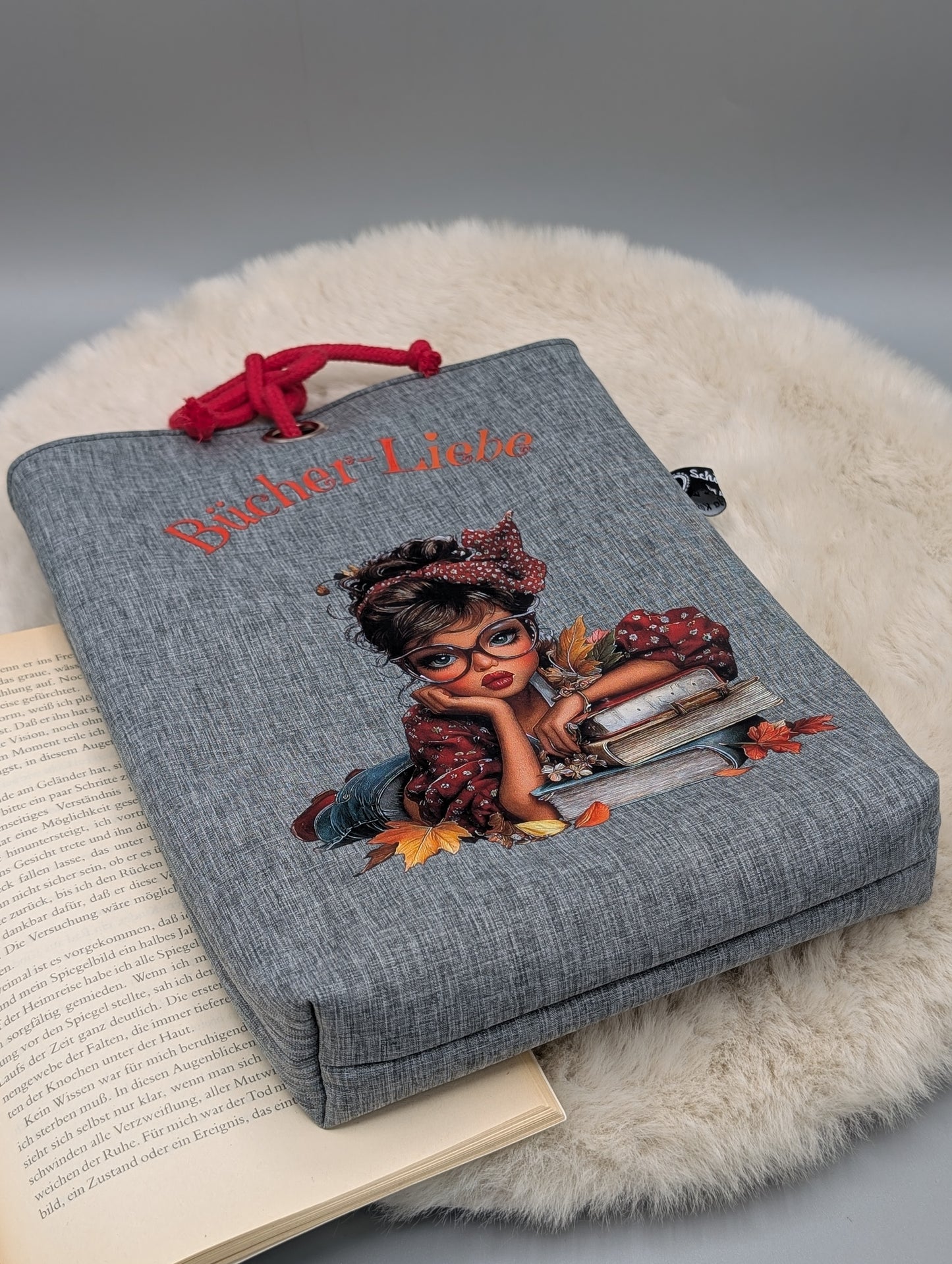 Handgefertigte Büchertasche „Bücher-Liebe“ aus Softshell – Buchhülle mit Baumwollfutter & Kordelverschluss