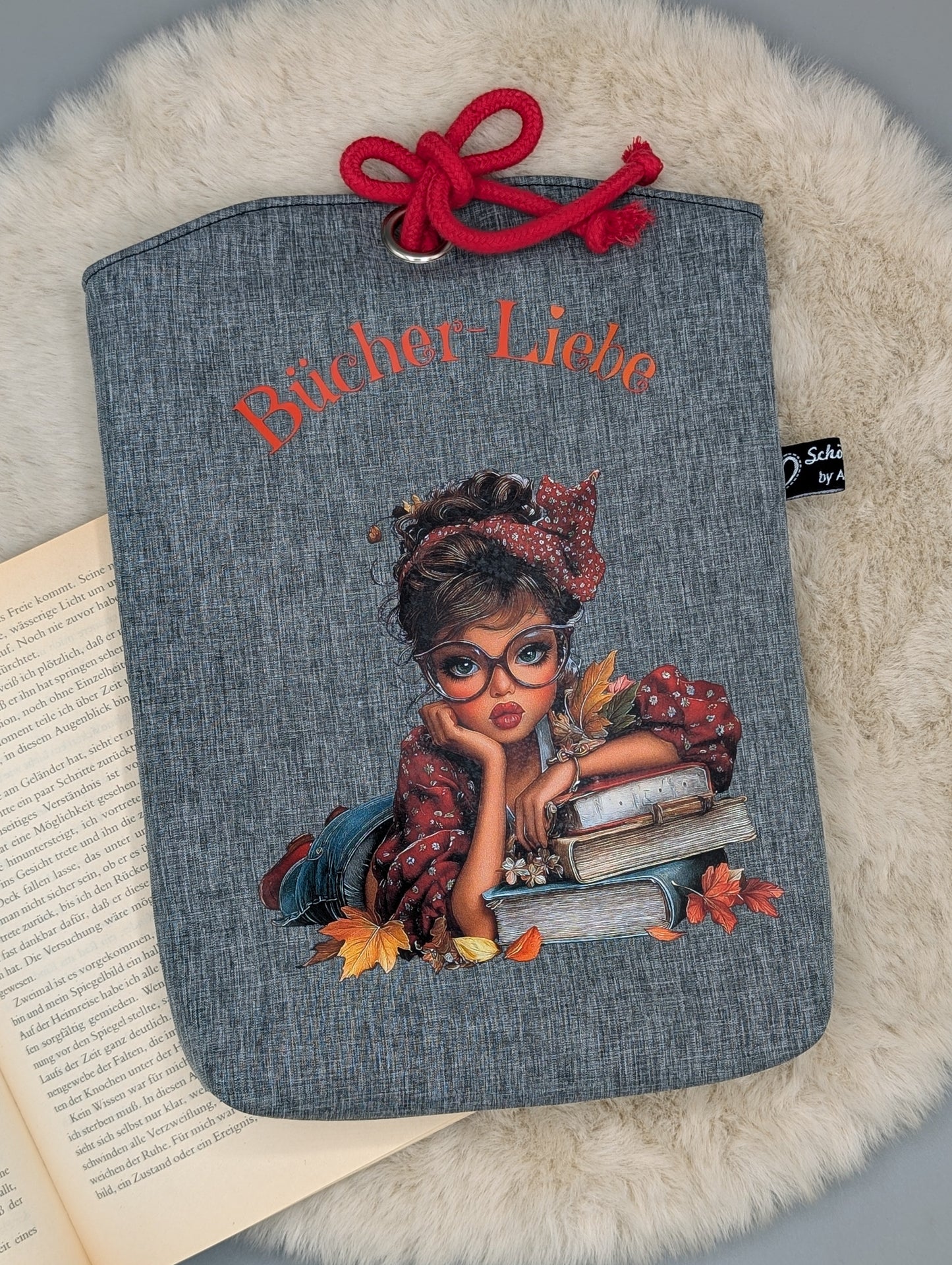 Handgefertigte Büchertasche „Bücher-Liebe“ aus Softshell – Buchhülle mit Baumwollfutter & Kordelverschluss