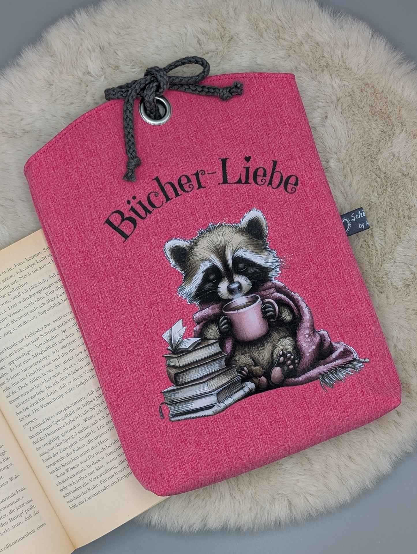 Büchertasche „Bücher-Liebe“ Waschbär aus Softshell – Buchhülle mit Kordelverschluss | Gefüttert mit Baumwolle | Handgefertigt