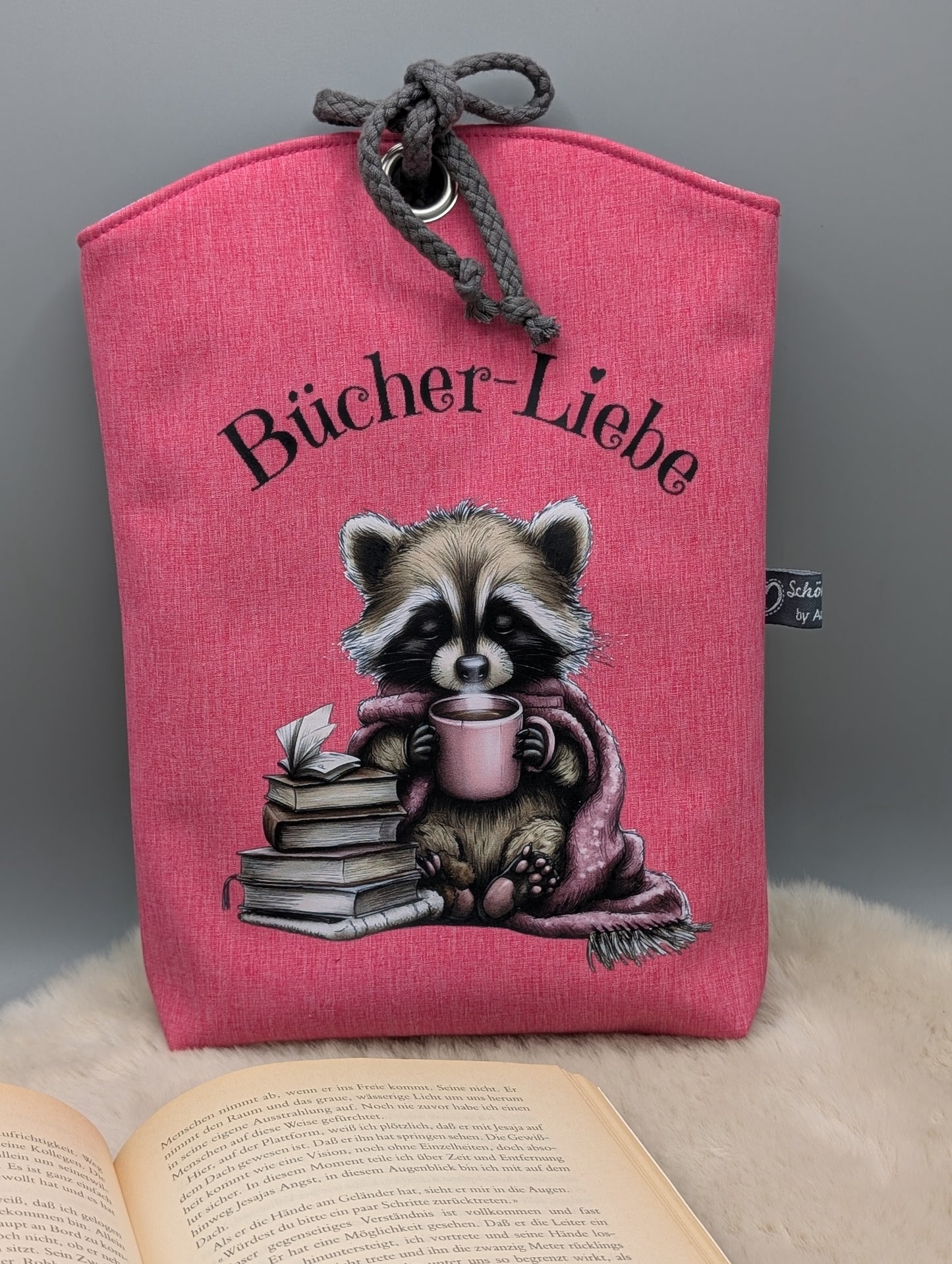 Büchertasche „Bücher-Liebe“ Waschbär aus Softshell – Buchhülle mit Kordelverschluss | Gefüttert mit Baumwolle | Handgefertigt
