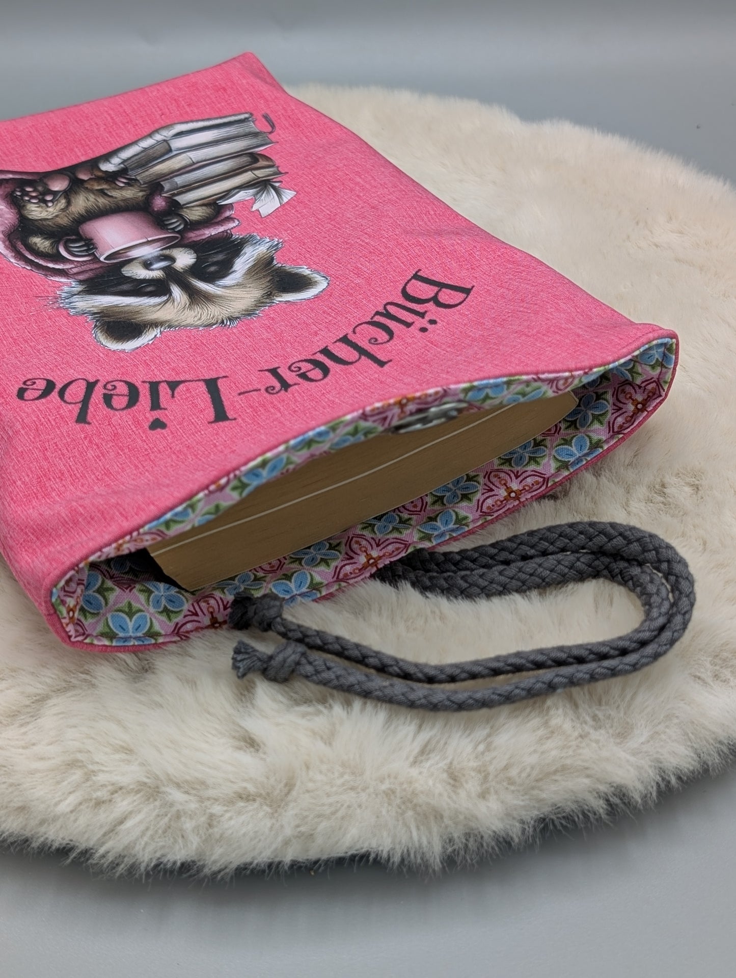 Büchertasche „Bücher-Liebe“ Waschbär aus Softshell – Buchhülle mit Kordelverschluss | Gefüttert mit Baumwolle | Handgefertigt