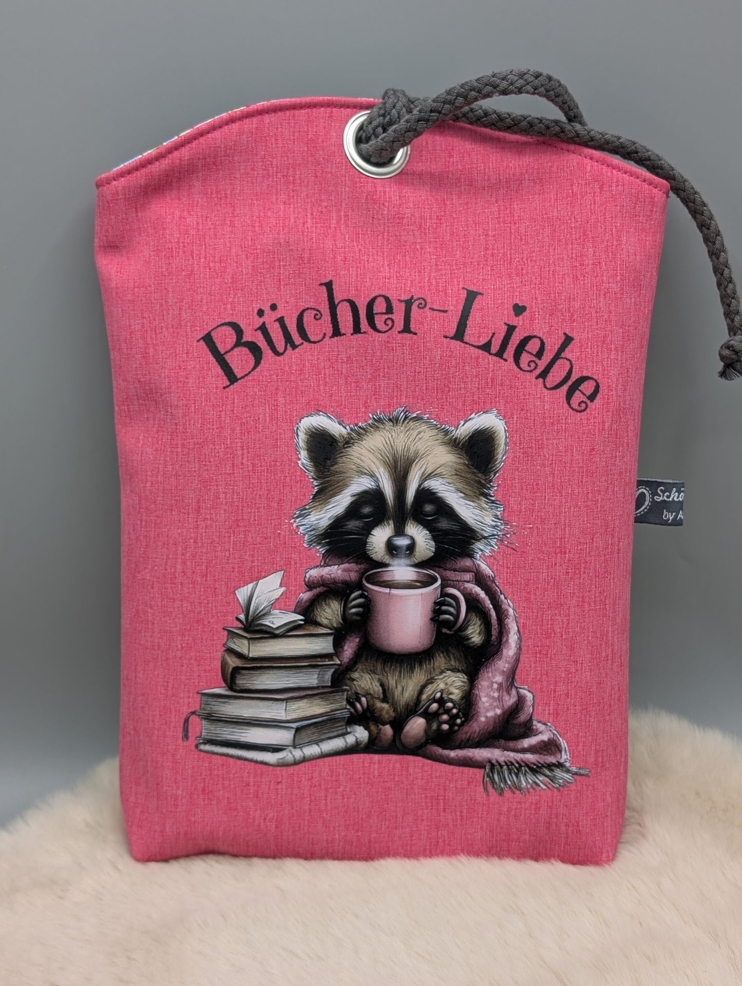 Büchertasche „Bücher-Liebe“ Waschbär aus Softshell – Buchhülle mit Kordelverschluss | Gefüttert mit Baumwolle | Handgefertigt