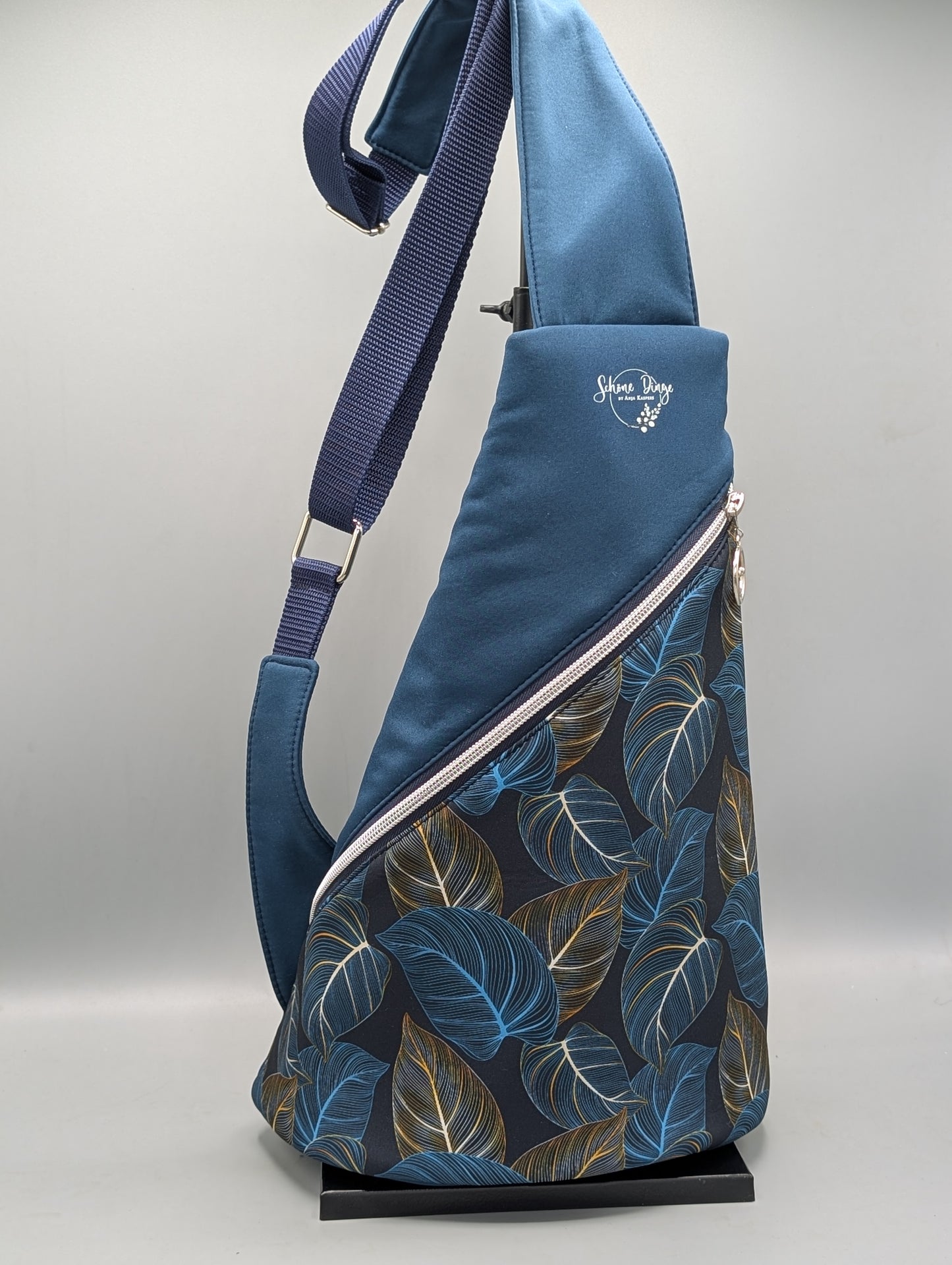 Crossbag aus Softshell - dunkel türkis mit Blättermotiv