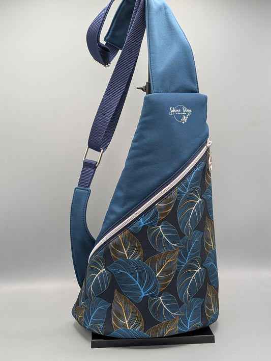Crossbag aus Softshell - dunkel türkis mit Blättermotiv