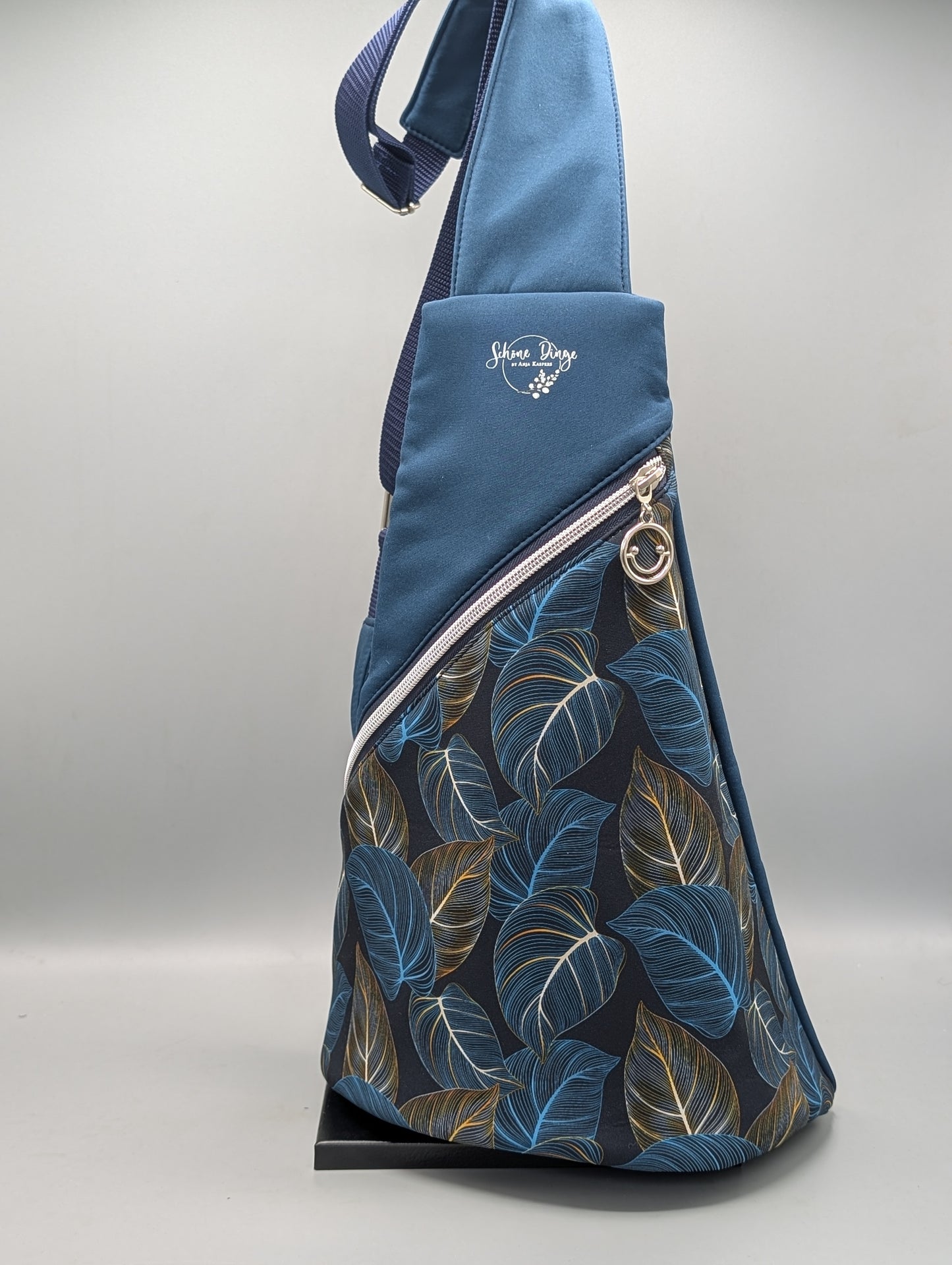 Crossbag aus Softshell - dunkel türkis mit Blättermotiv