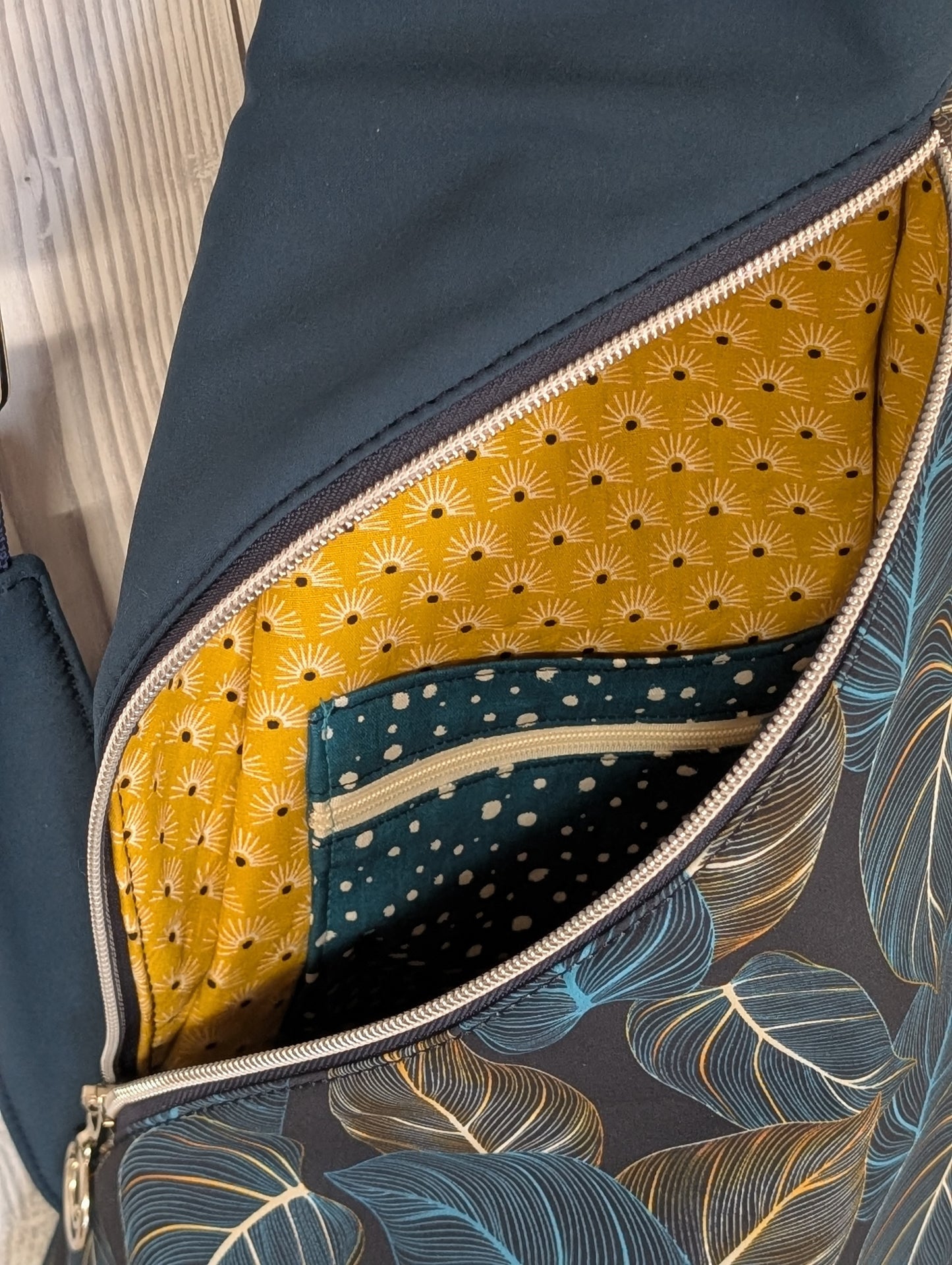 Crossbag aus Softshell - dunkel türkis mit Blättermotiv
