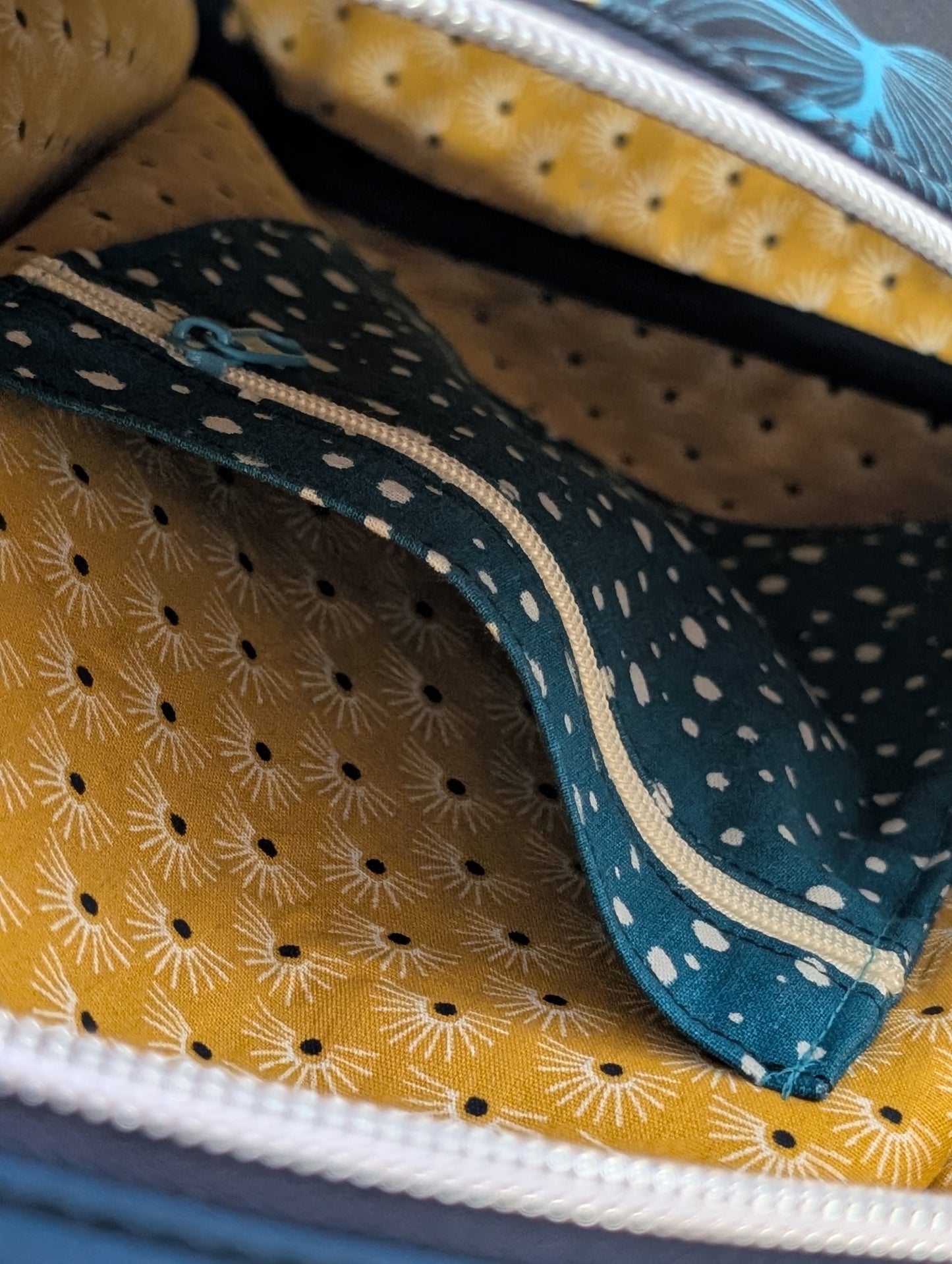 Crossbag aus Softshell - dunkel türkis mit Blättermotiv