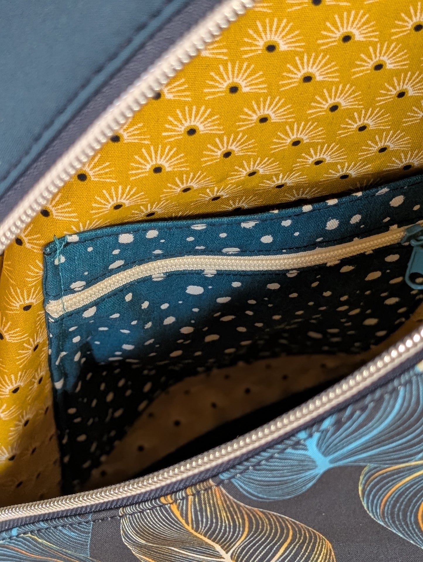 Crossbag aus Softshell - dunkel türkis mit Blättermotiv