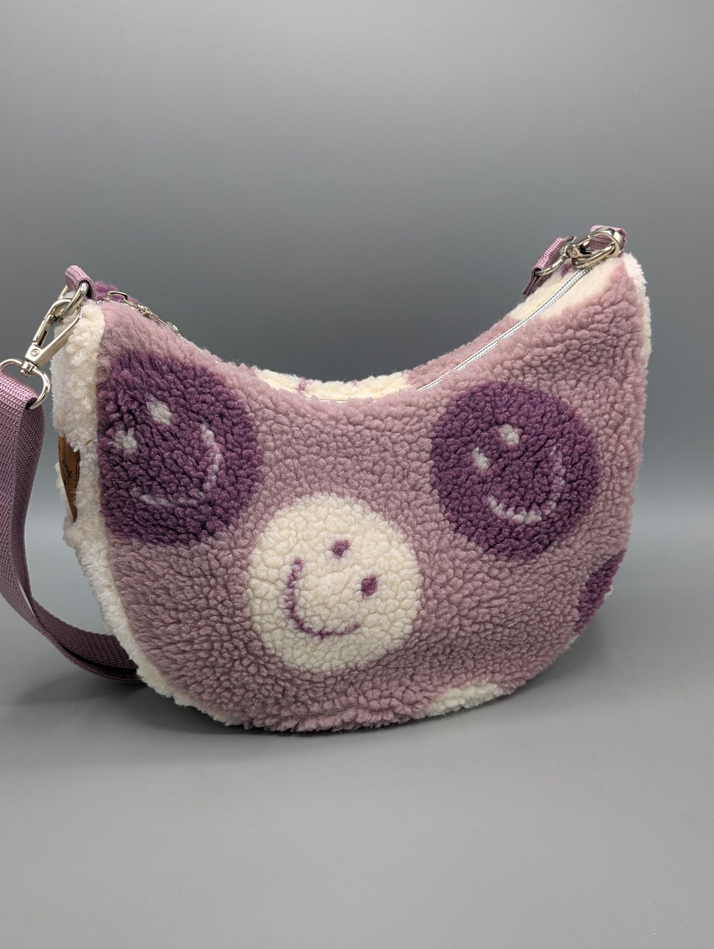 Handgefertigte Half-Moon Bag aus Teddyplüsch – Smiley Umhängetasche in Rosé | Kuschelige Schultertasche