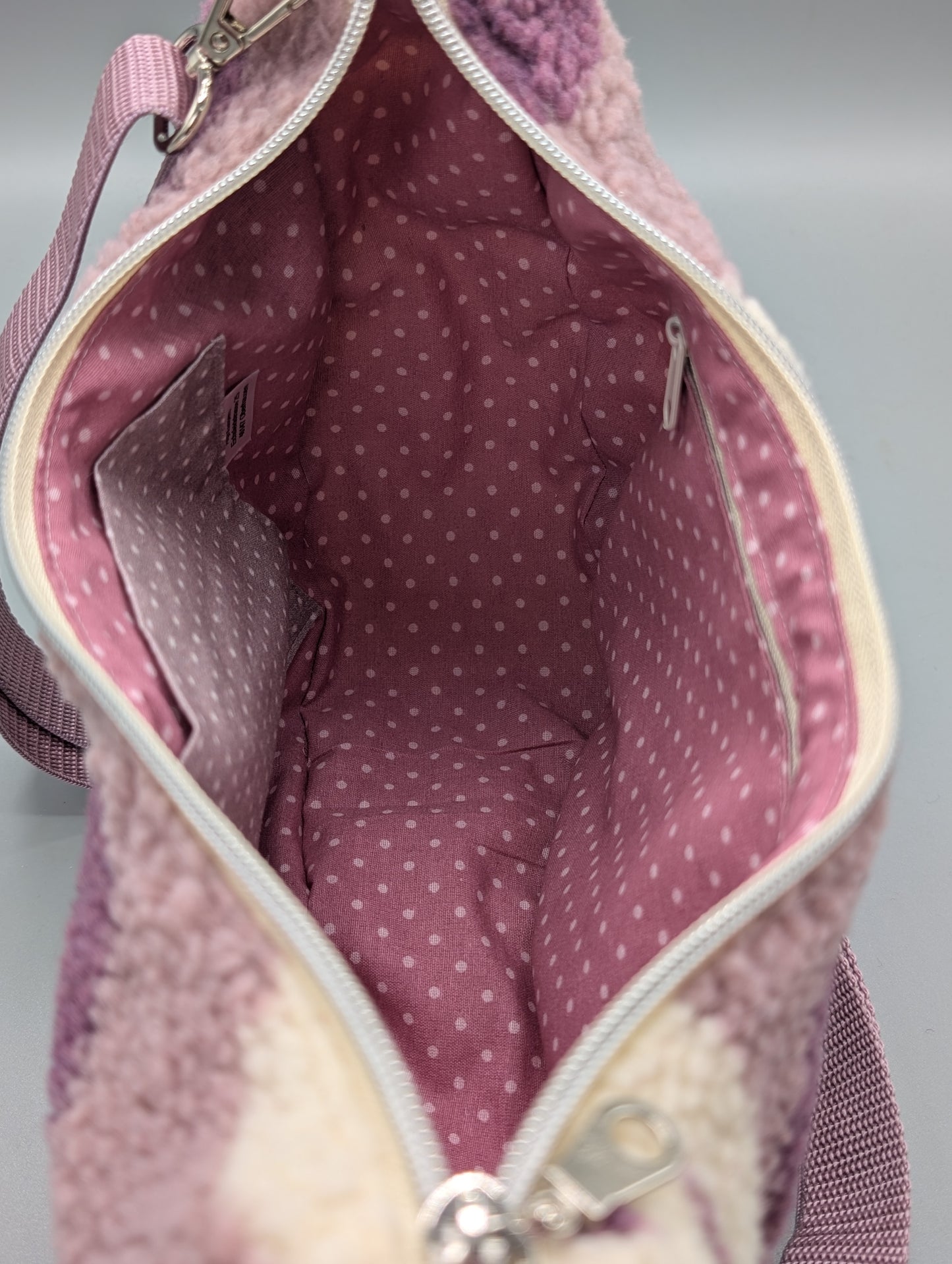 Handgefertigte Half-Moon Bag aus Teddyplüsch – Smiley Umhängetasche in Rosé | Kuschelige Schultertasche