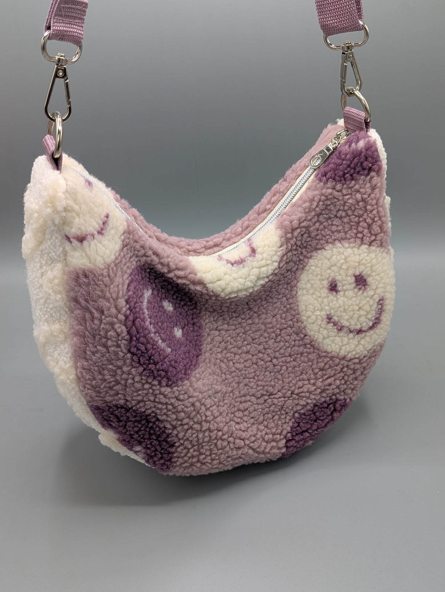 Handgefertigte Half-Moon Bag aus Teddyplüsch – Smiley Umhängetasche in Rosé | Kuschelige Schultertasche
