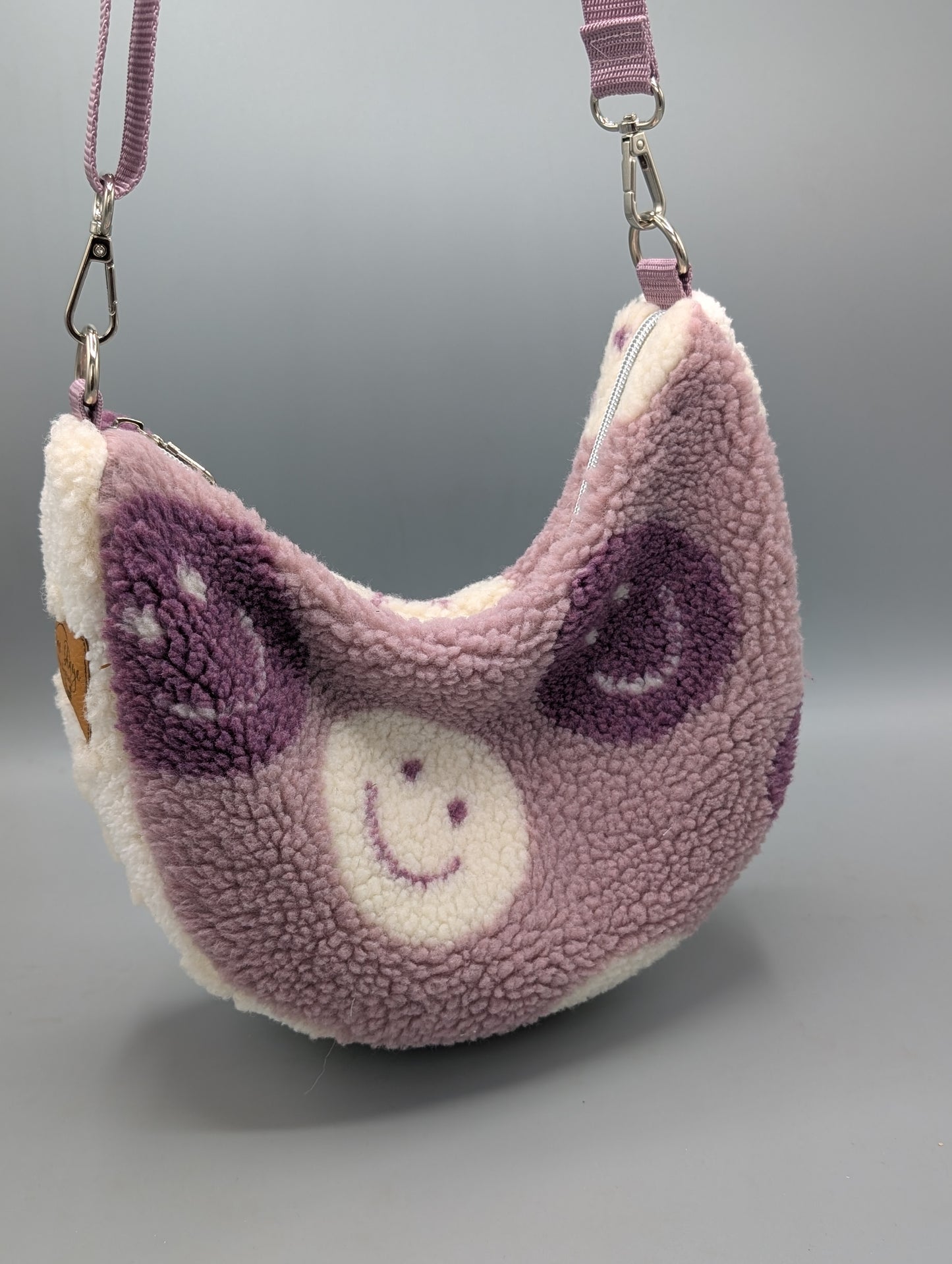 Handgefertigte Half-Moon Bag aus Teddyplüsch – Smiley Umhängetasche in Rosé | Kuschelige Schultertasche