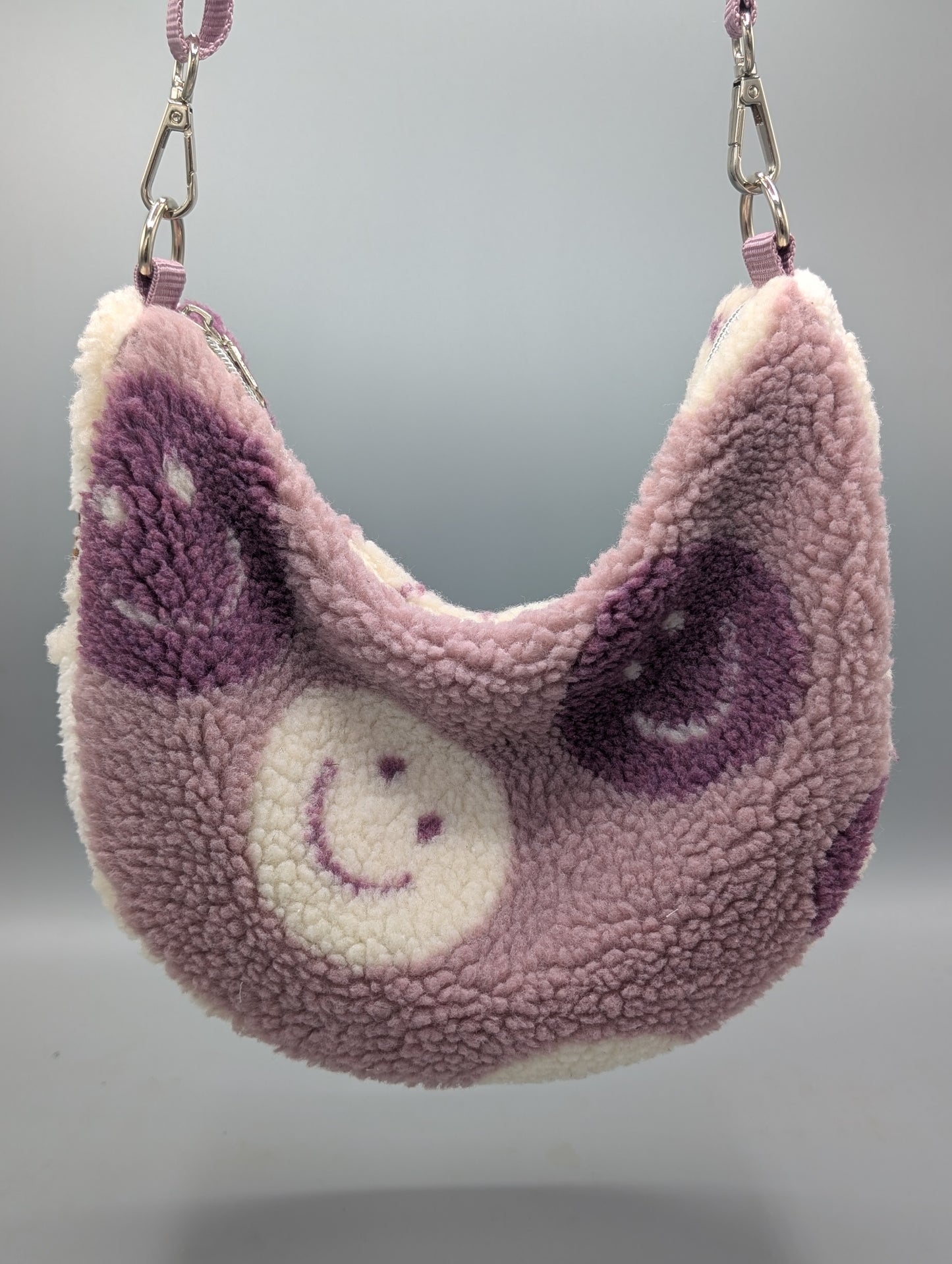 Handgefertigte Half-Moon Bag aus Teddyplüsch – Smiley Umhängetasche in Rosé | Kuschelige Schultertasche
