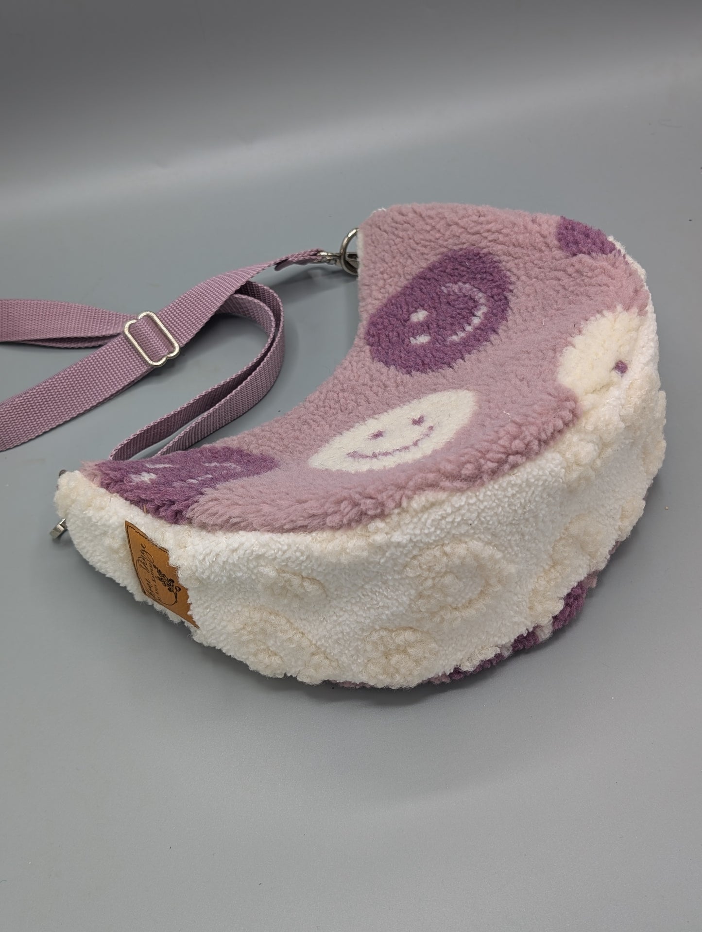 Handgefertigte Half-Moon Bag aus Teddyplüsch – Smiley Umhängetasche in Rosé | Kuschelige Schultertasche