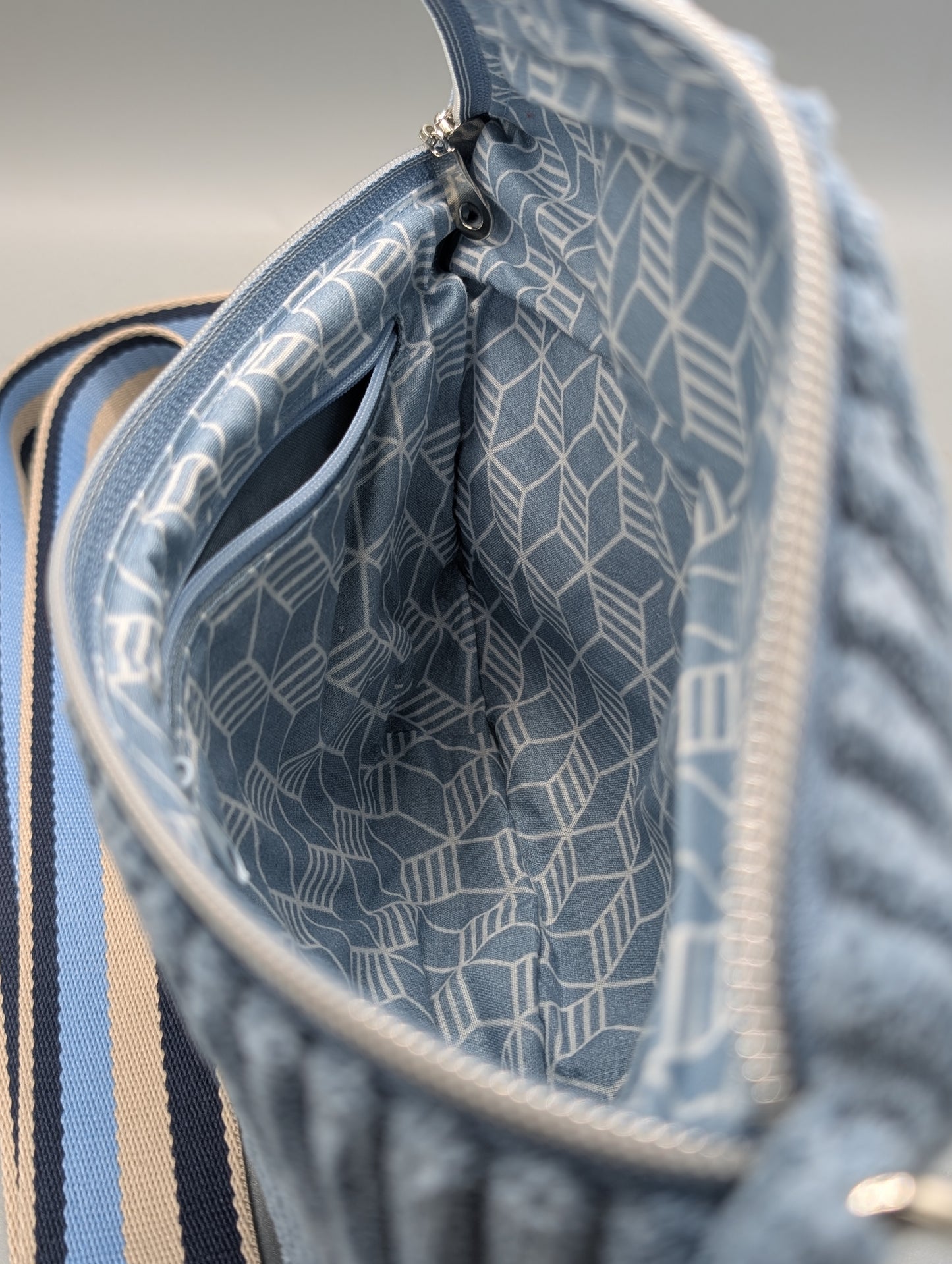 Handgemachte Bauchtasche aus flauschigem Breitcord – Blau
