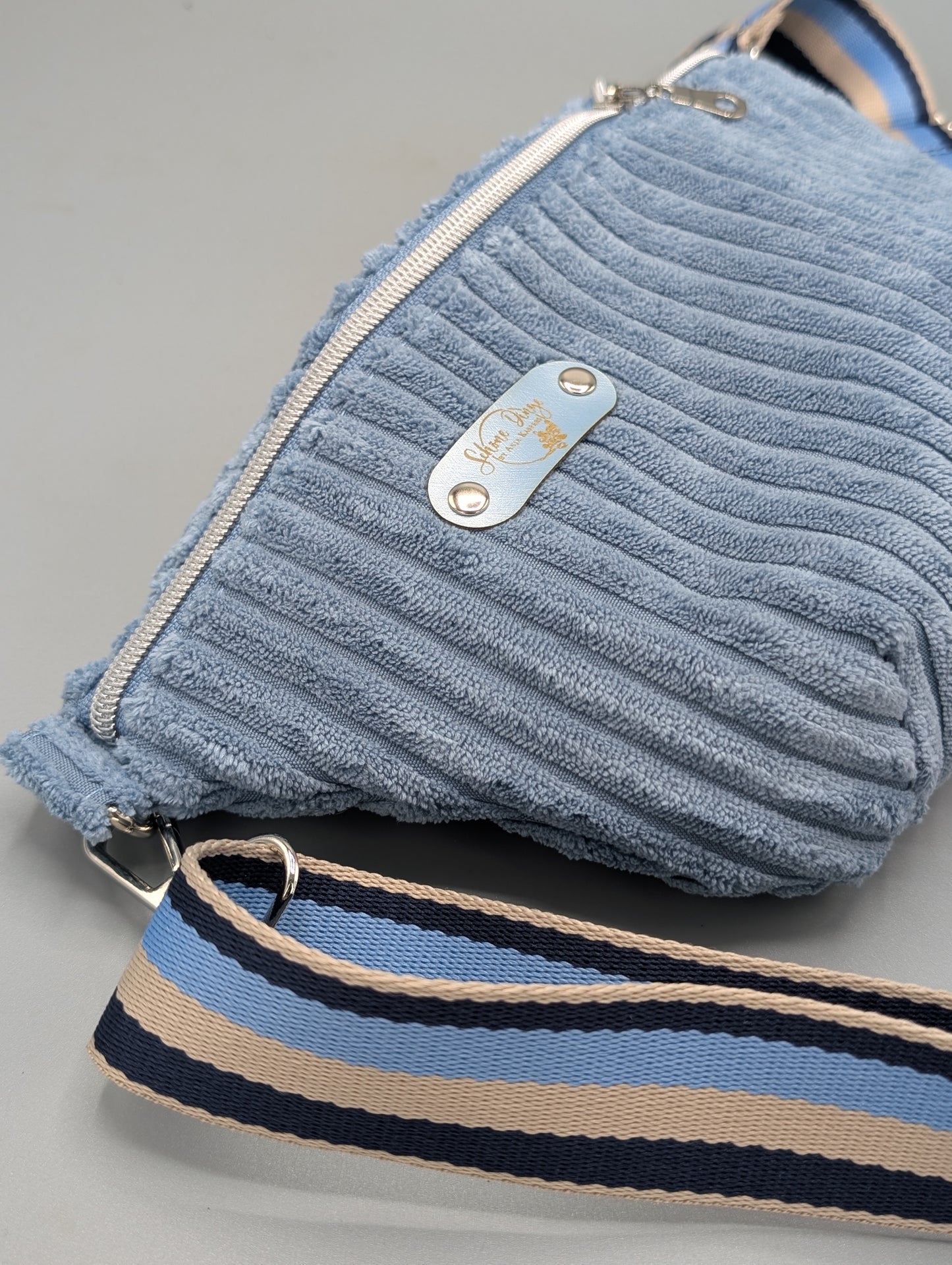 Handgemachte Bauchtasche aus flauschigem Breitcord – Blau