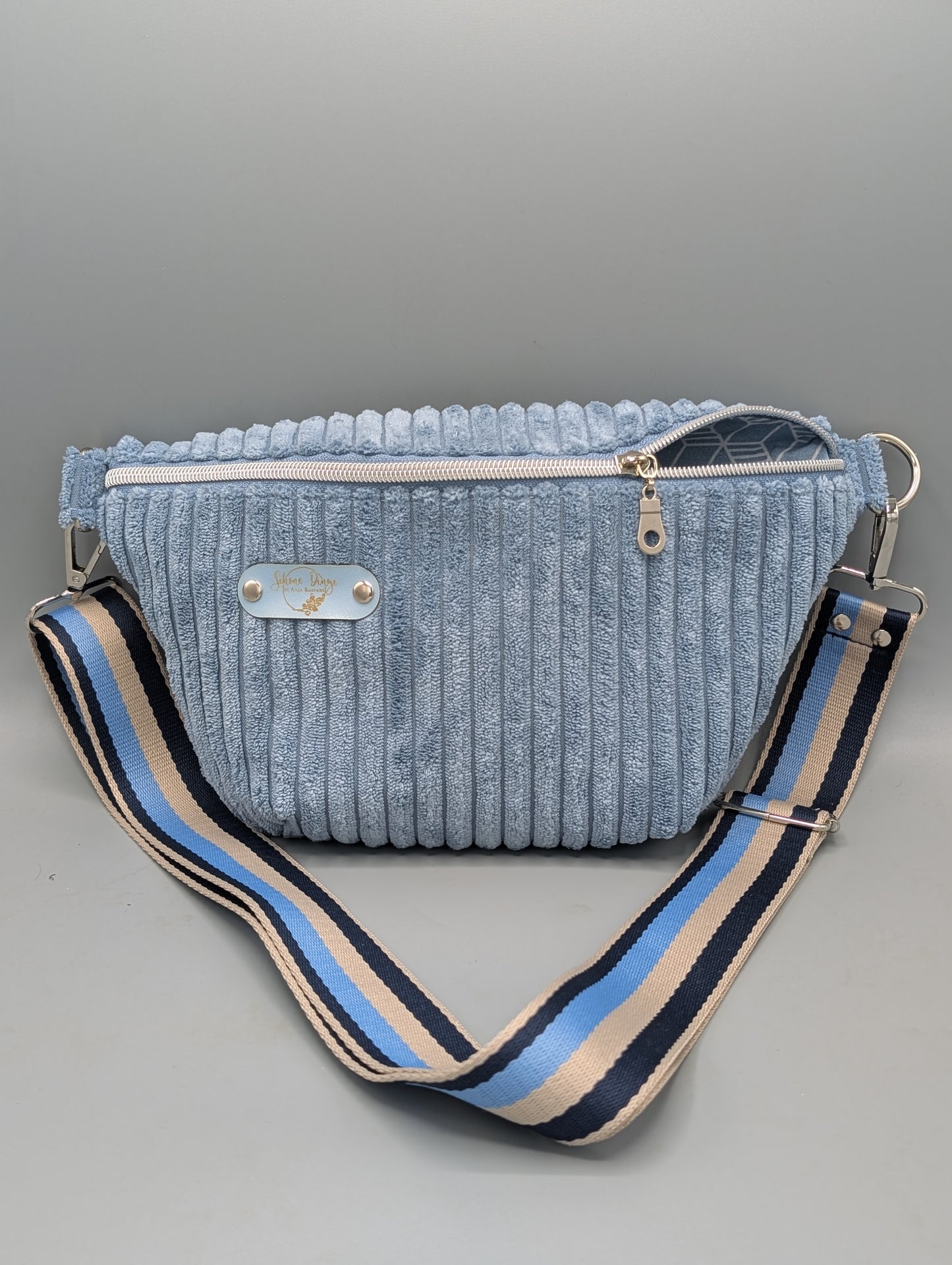 Handgemachte Bauchtasche aus flauschigem Breitcord – Blau
