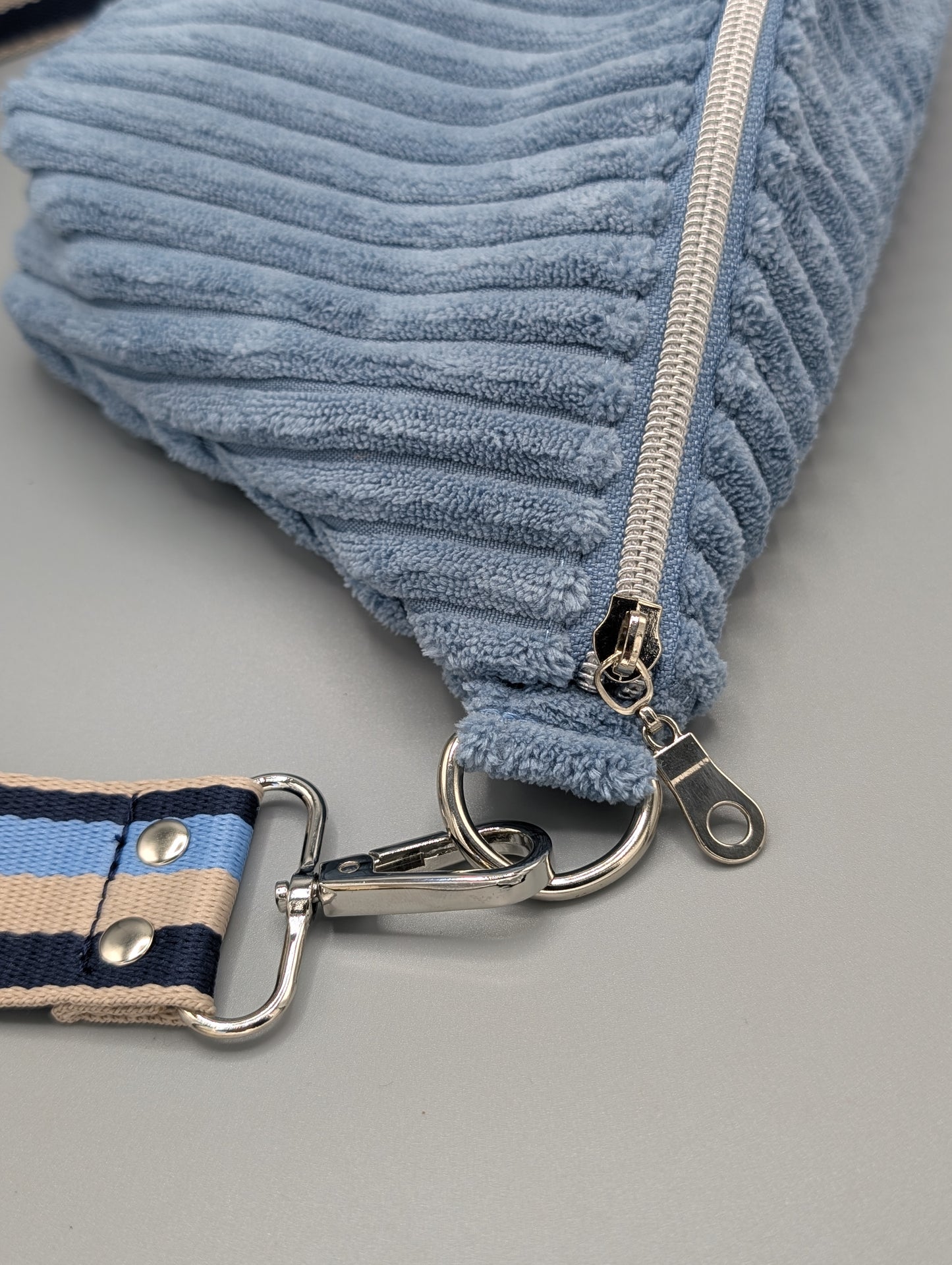 Handgemachte Bauchtasche aus flauschigem Breitcord – Blau