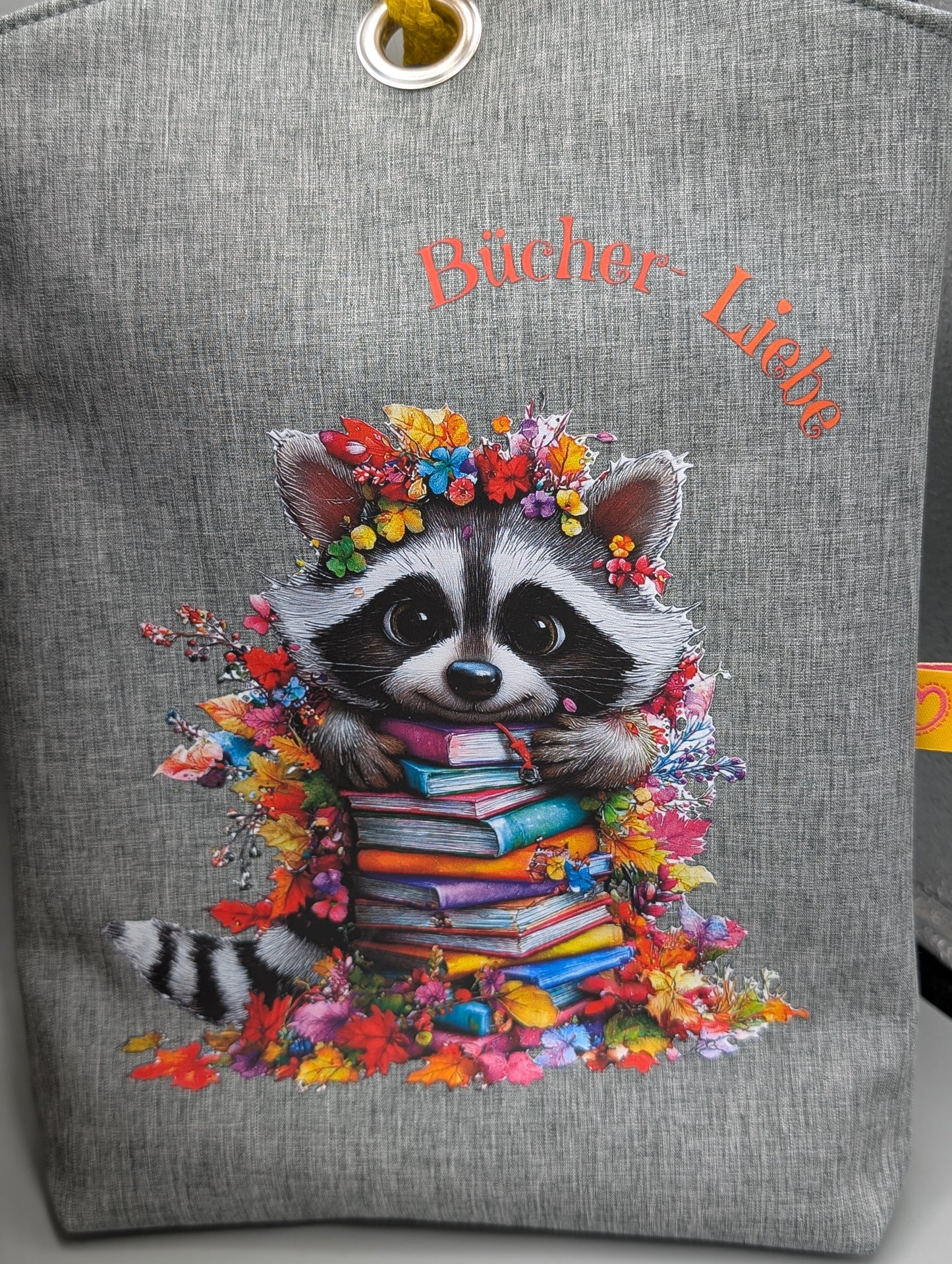 Handgefertigte Büchertasche „Bücher-Liebe Boho-Waschbär“ aus Softshell – Buchhülle mit Baumwollfutter & Kordelverschluss