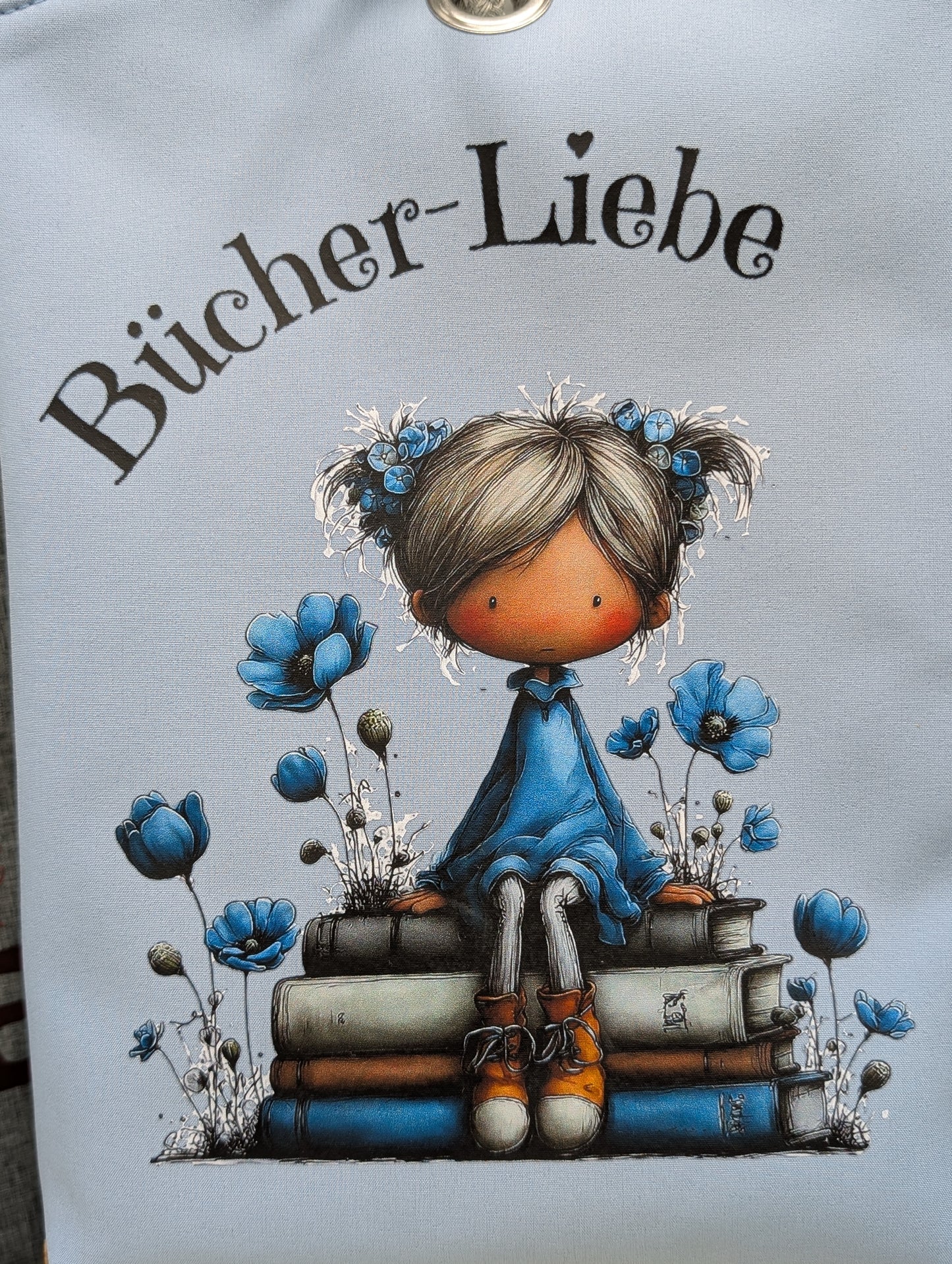 Handgefertigte Büchertasche „Bücher-Liebe Mädchen in Blau“ aus Softshell – Buchhülle mit Baumwollfutter & Kordelverschluss