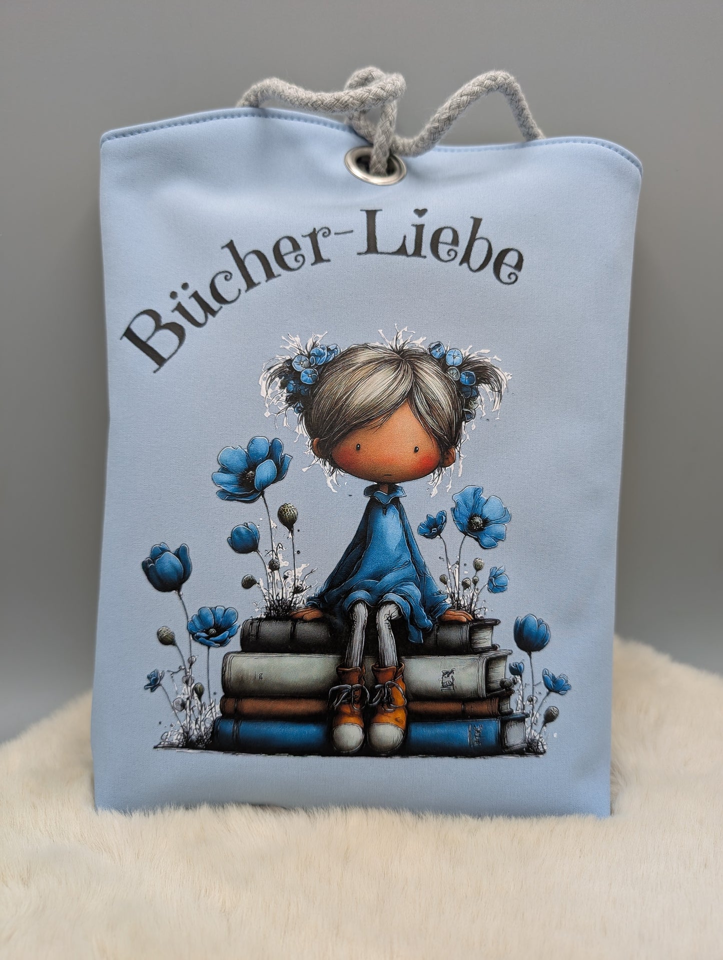 Handgefertigte Büchertasche „Bücher-Liebe Mädchen in Blau“ aus Softshell – Buchhülle mit Baumwollfutter & Kordelverschluss