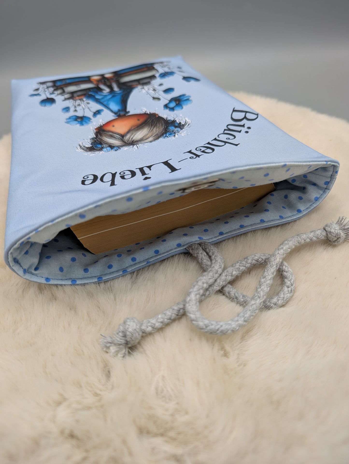 Handgefertigte Büchertasche „Bücher-Liebe Mädchen in Blau“ aus Softshell – Buchhülle mit Baumwollfutter & Kordelverschluss