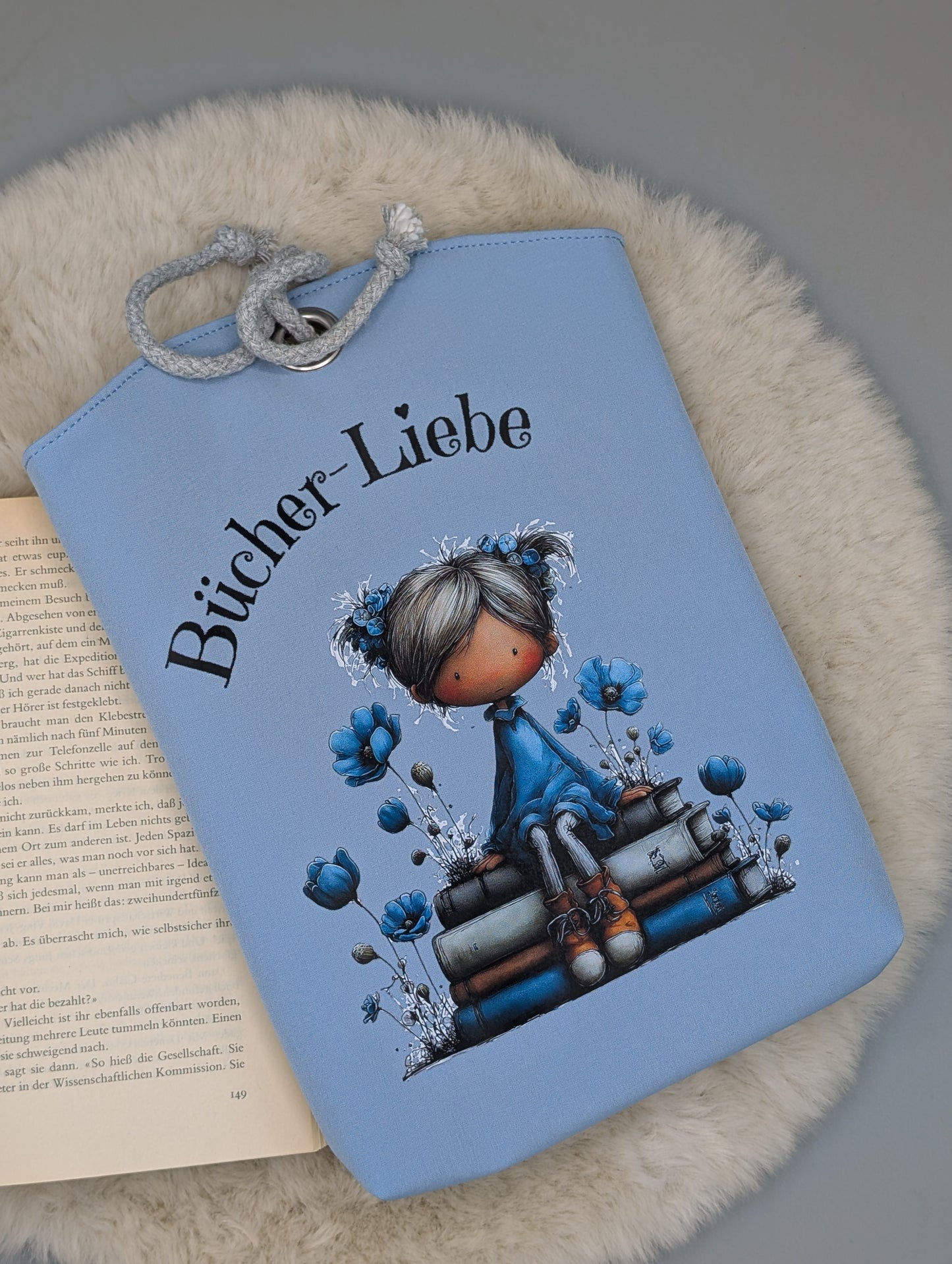 Handgefertigte Büchertasche „Bücher-Liebe Mädchen in Blau“ aus Softshell – Buchhülle mit Baumwollfutter & Kordelverschluss