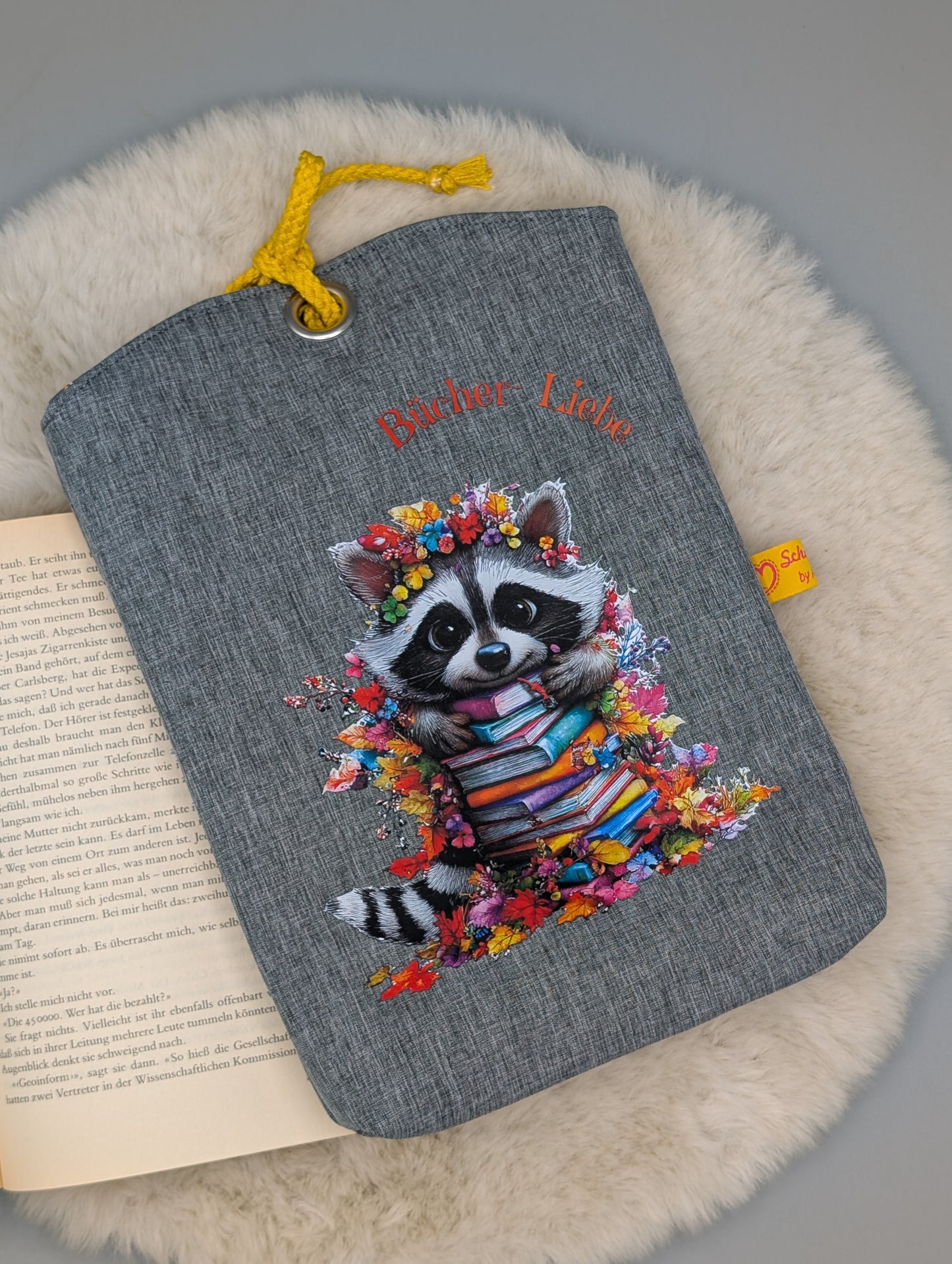 Handgefertigte Büchertasche „Bücher-Liebe Boho-Waschbär“ aus Softshell – Buchhülle mit Baumwollfutter & Kordelverschluss