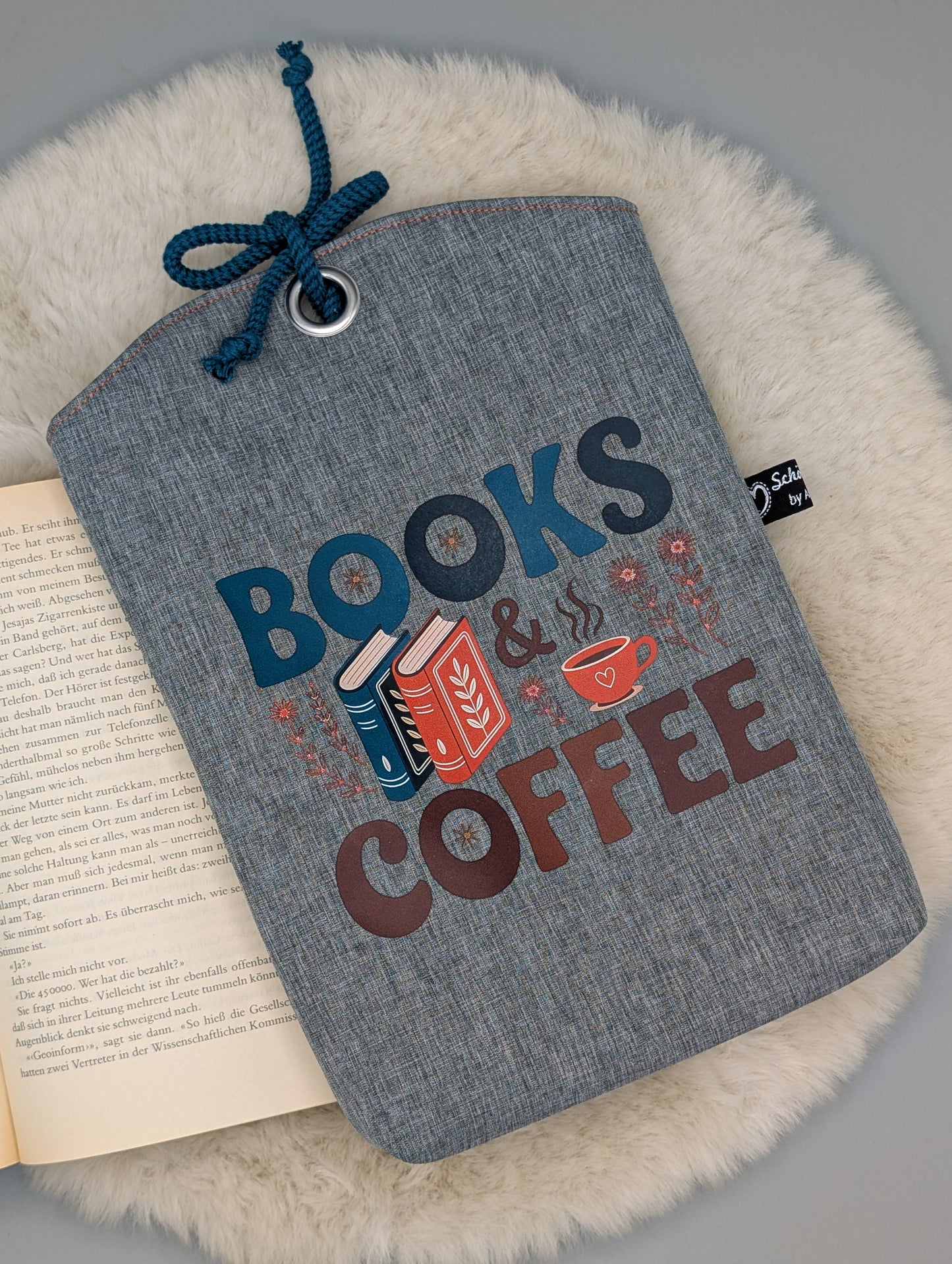 Büchertasche "Books & Coffee" – Handgemachte Buchhülle aus Softshell