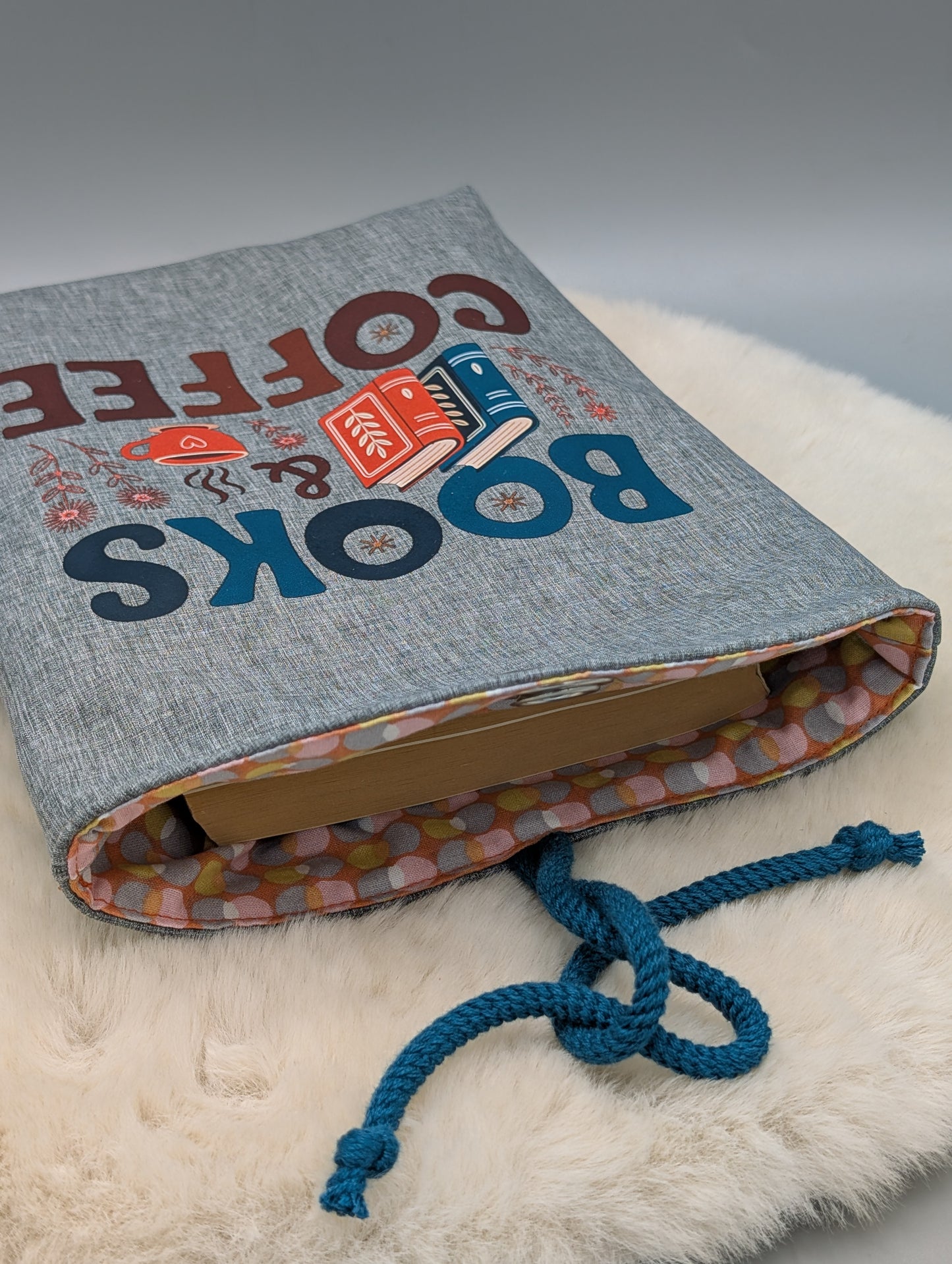 Büchertasche "Books & Coffee" – Handgemachte Buchhülle aus Softshell
